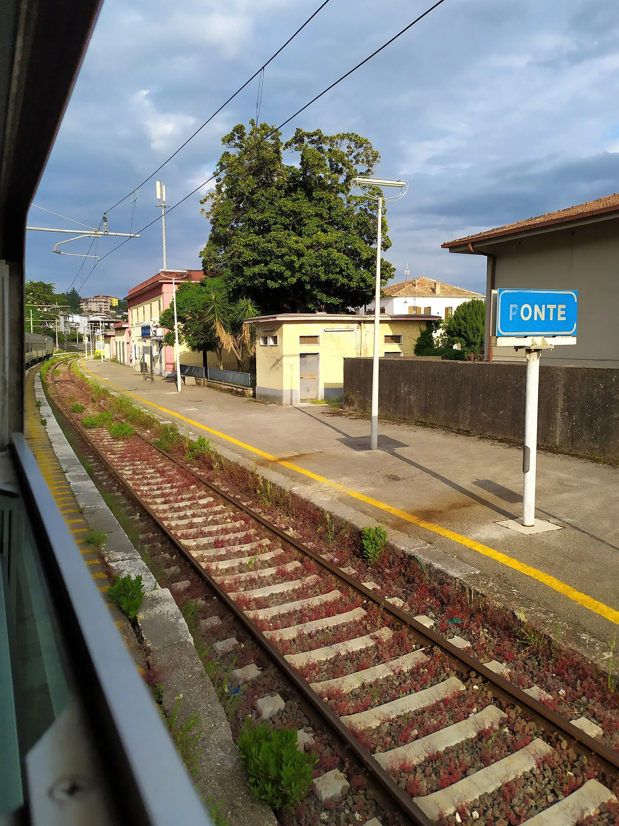 Photo showing: Accesso alla stazione di Ponte - Casalduni (BN) dal lato est (Napoli), fotografato da un treno in transito sul binario 2.