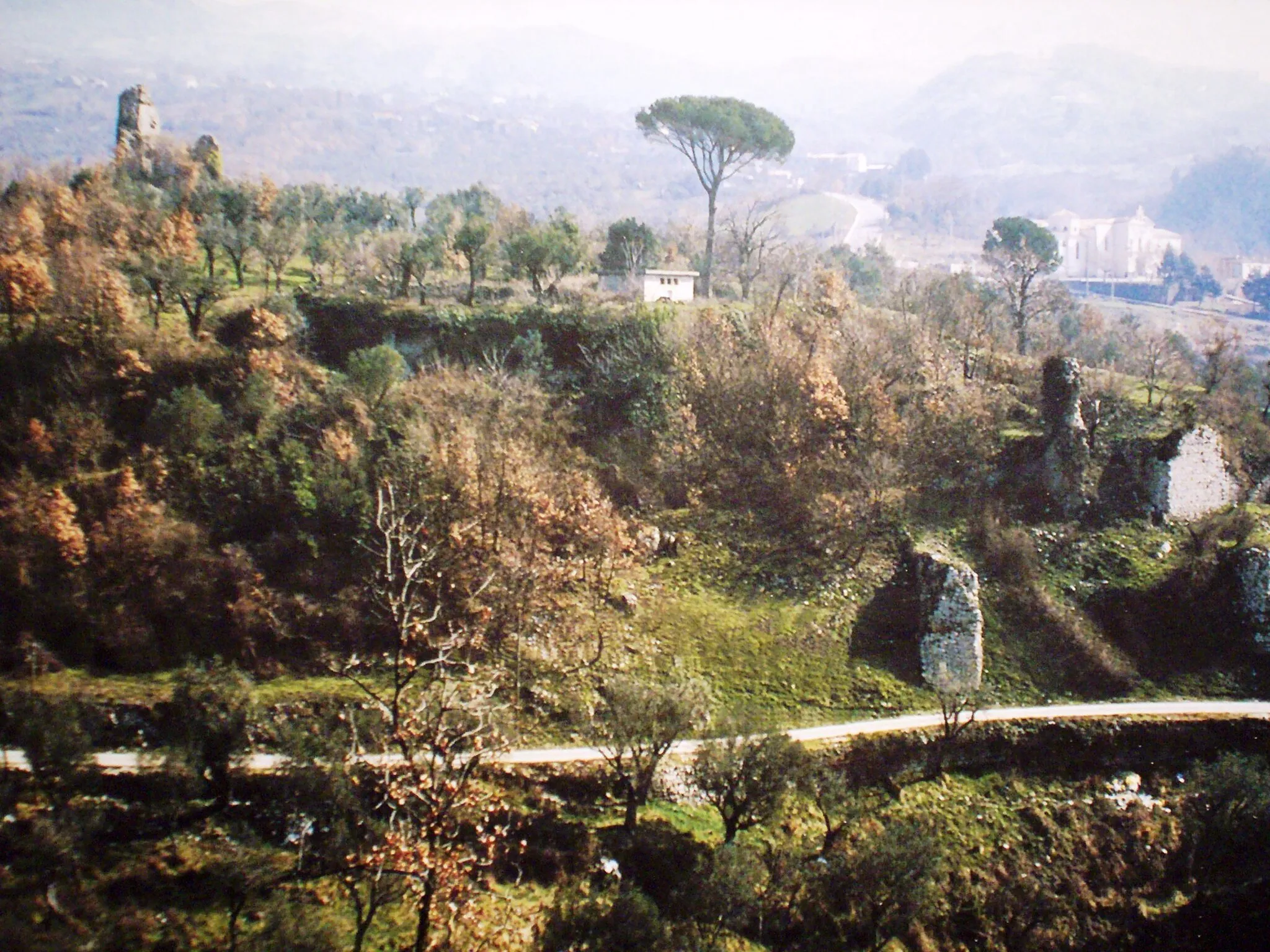 Photo showing: colle con i resti della vecchia Cerreto, distrutta dal sisma del 5/6/1688