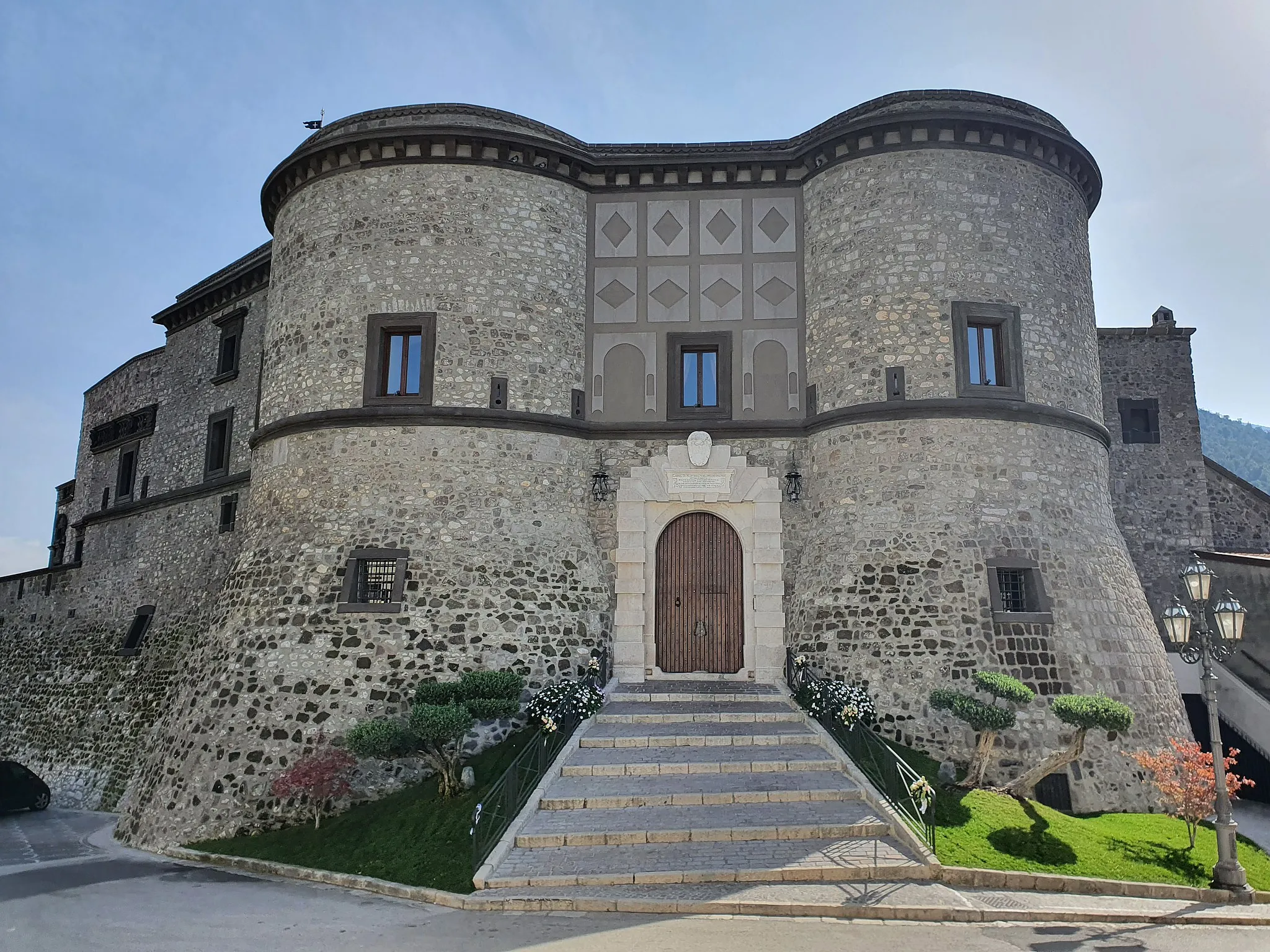 Photo showing: La facciata principale del castello di Faicchio, dopo il restauro del 2022