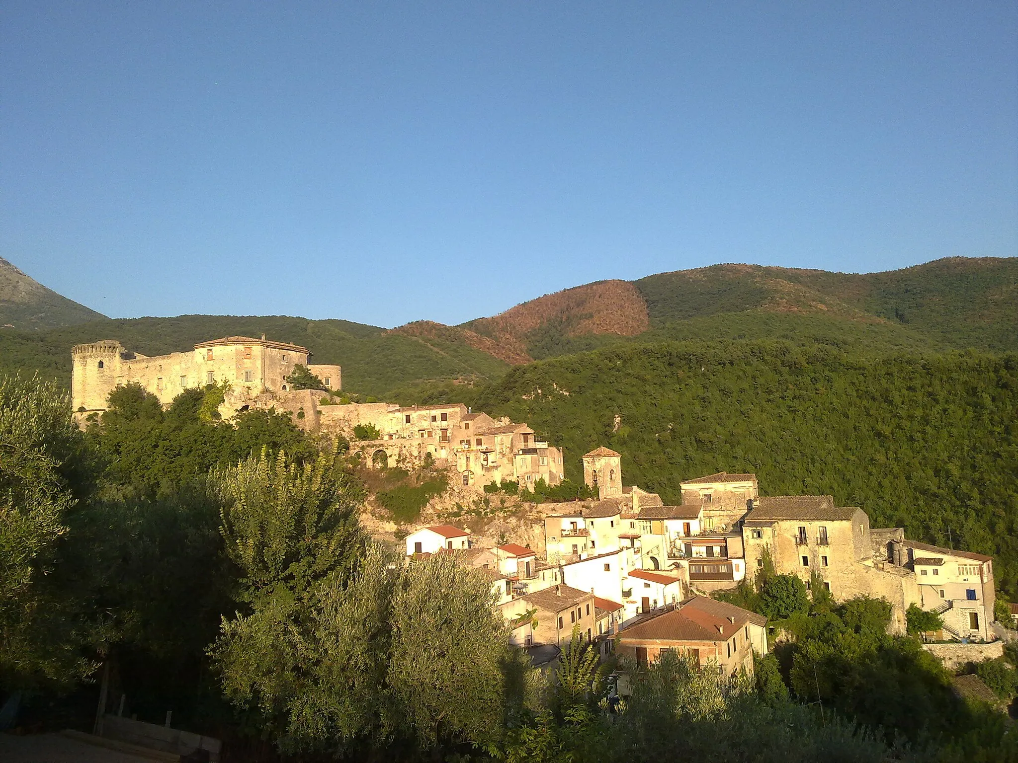 Photo showing: Borgo medievale di Prata Sannita (CE) arroccato intorno al castello e poggia su un costone di roccia che si affaccia a dominare la valle dove scorre il fiume Lete; è circondato da mura con torri che hanno sfidato il tempo giungendo a noi quasi intatte.