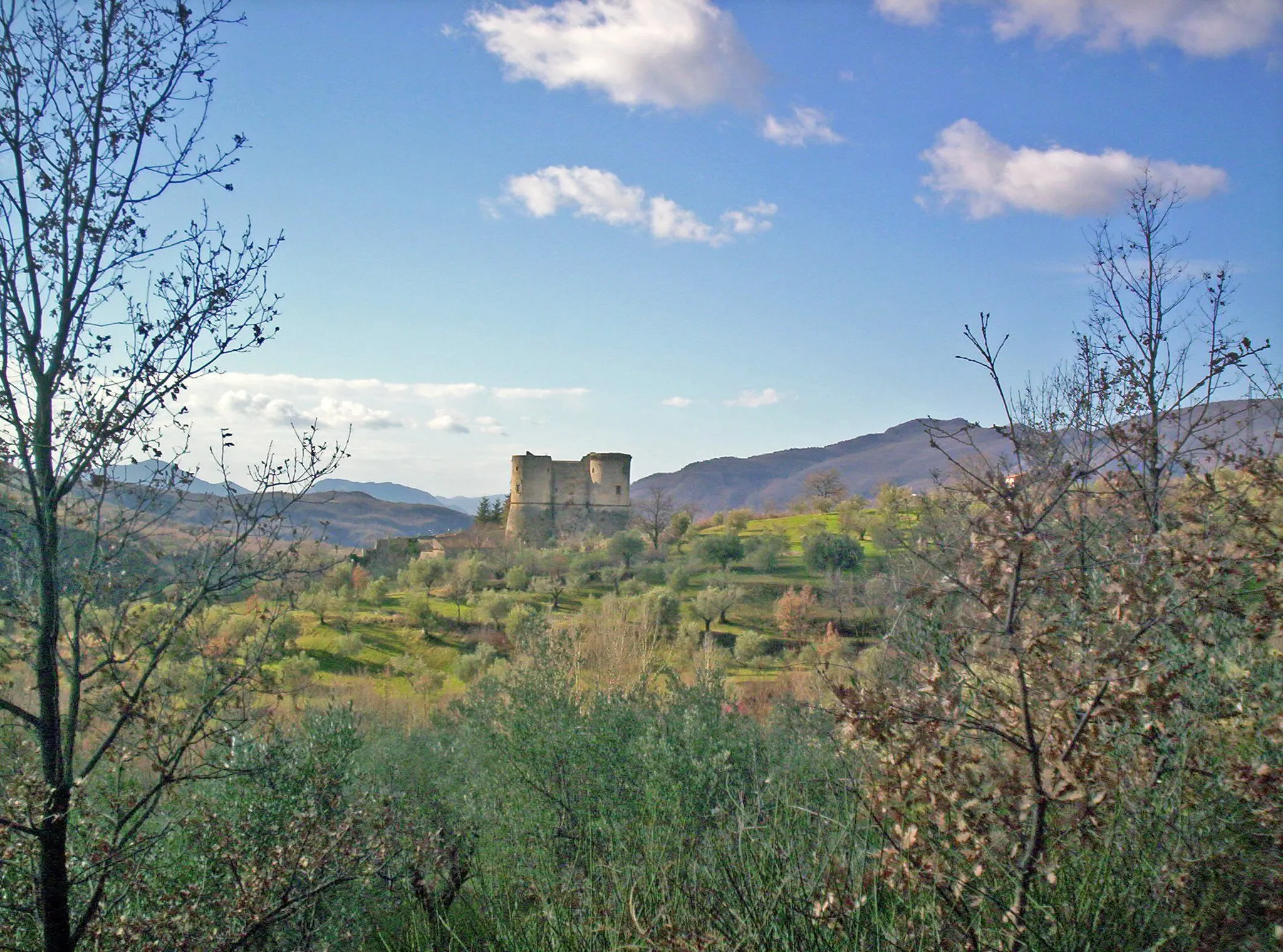 Photo showing: Castello medievale sito in Prata Sannita (CE), Italia. Vista dalla strada comunale che porta alla ex centrale idroelettrica.