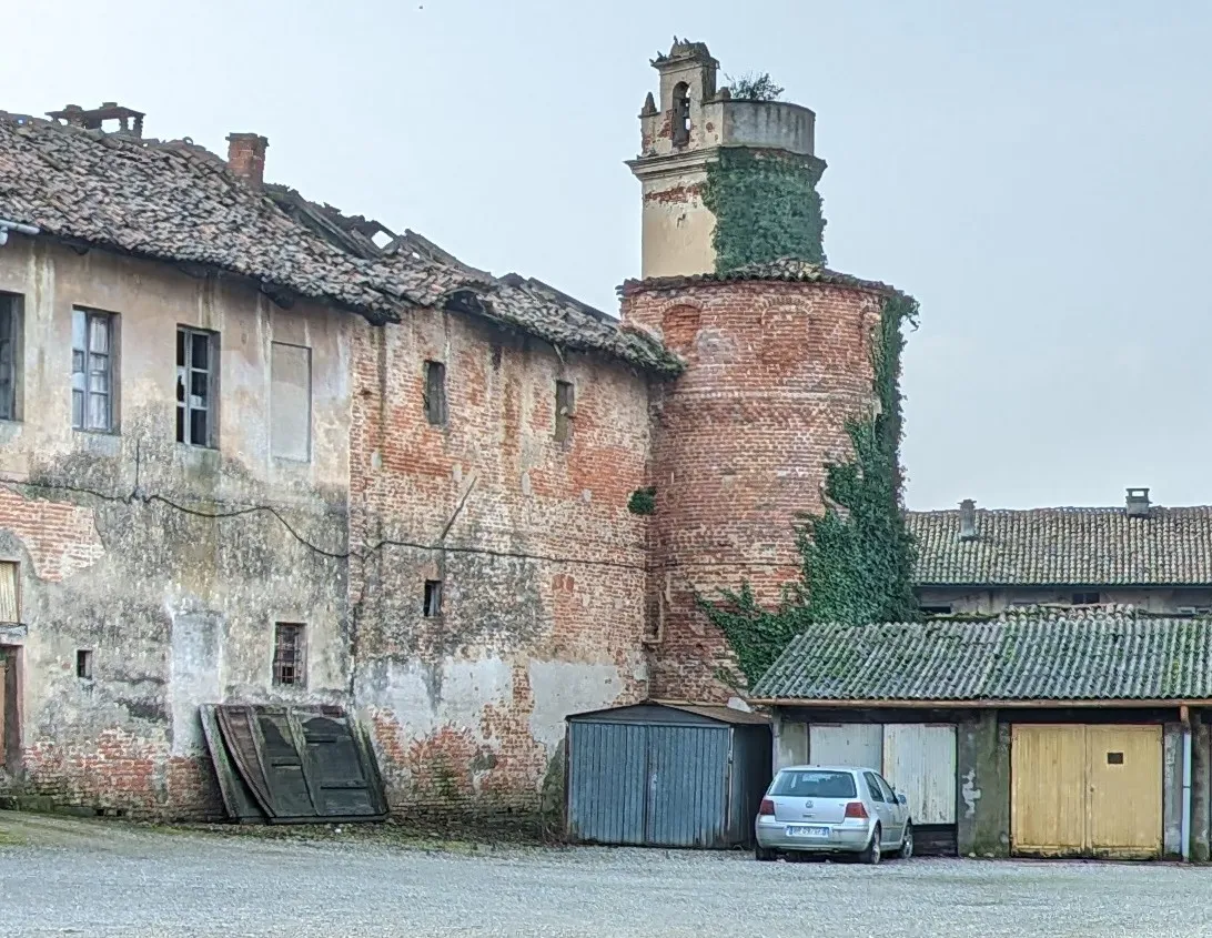 Photo showing: Torre del castello di Larizzate