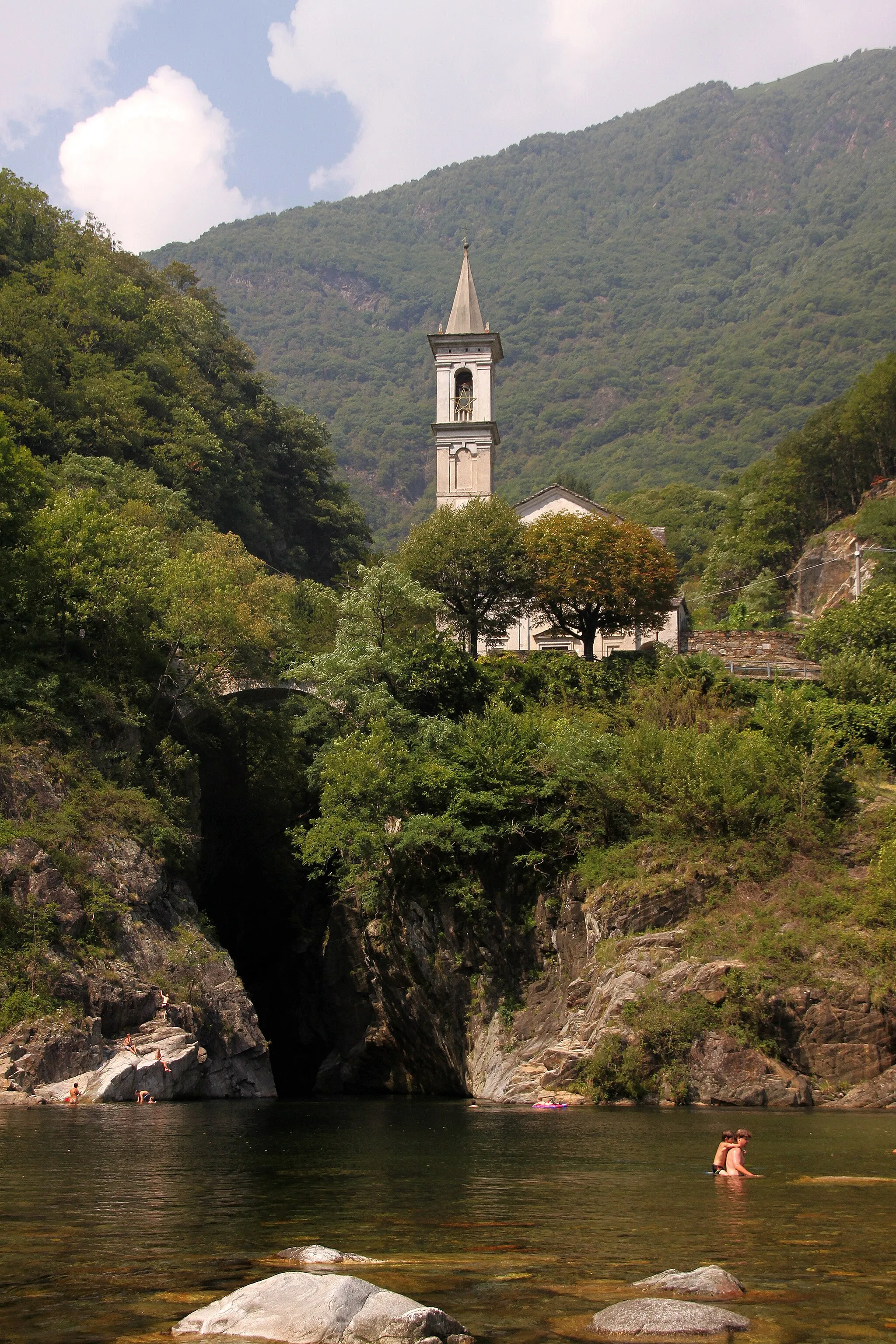 Photo showing: The church of Sant'Anna and the cleft in the river Cannobino in Cannobio (Italy).