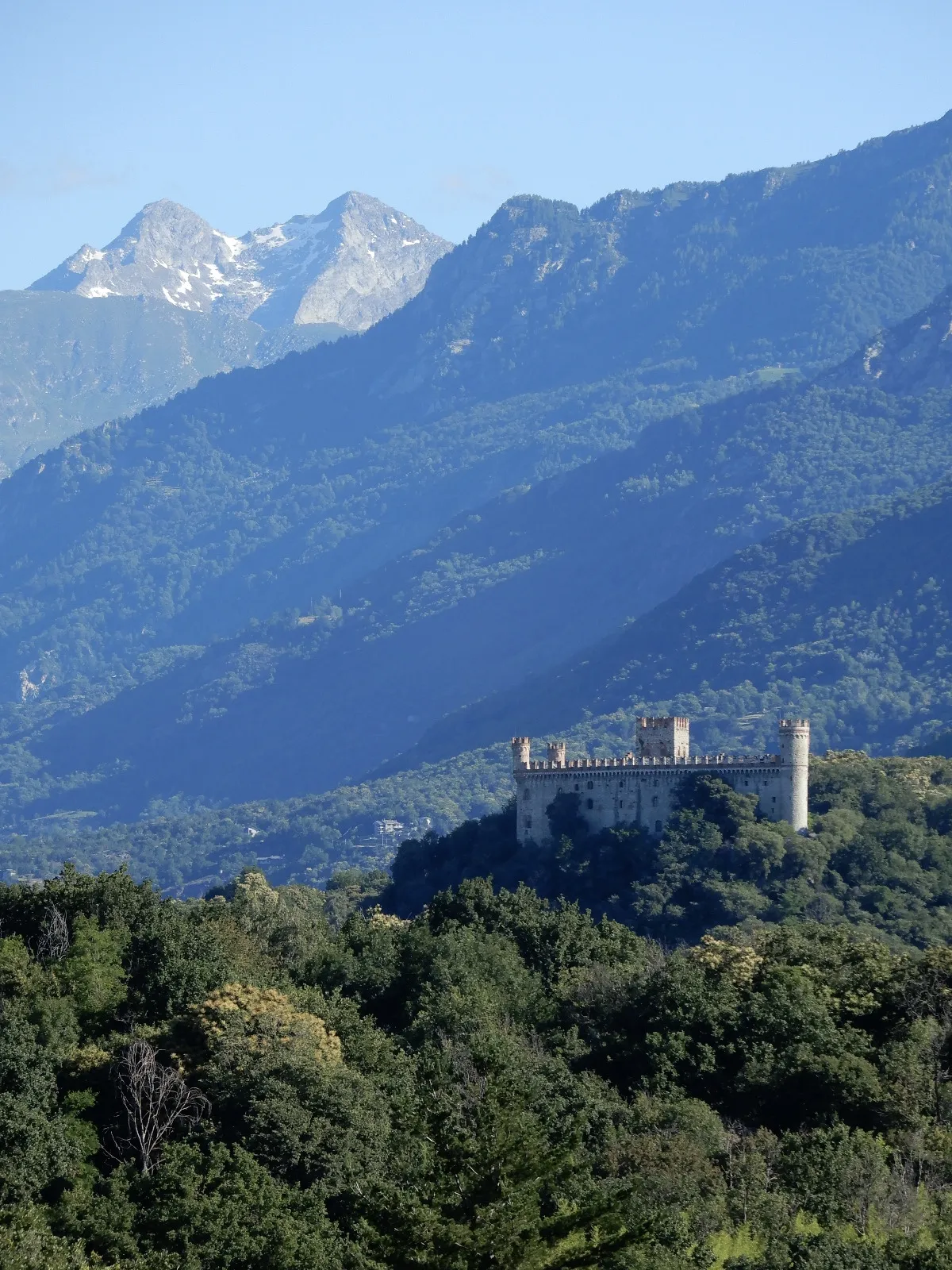 Photo showing: Il Castello di Montalto a giugno
