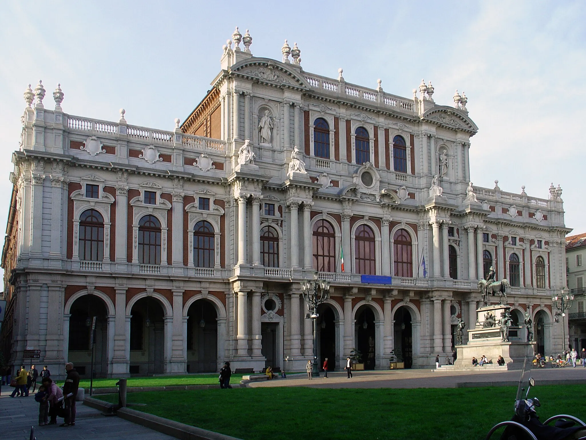 Photo showing: Palazzo Carignano in Turin: east façade, from Piazza Carlo Alberto.