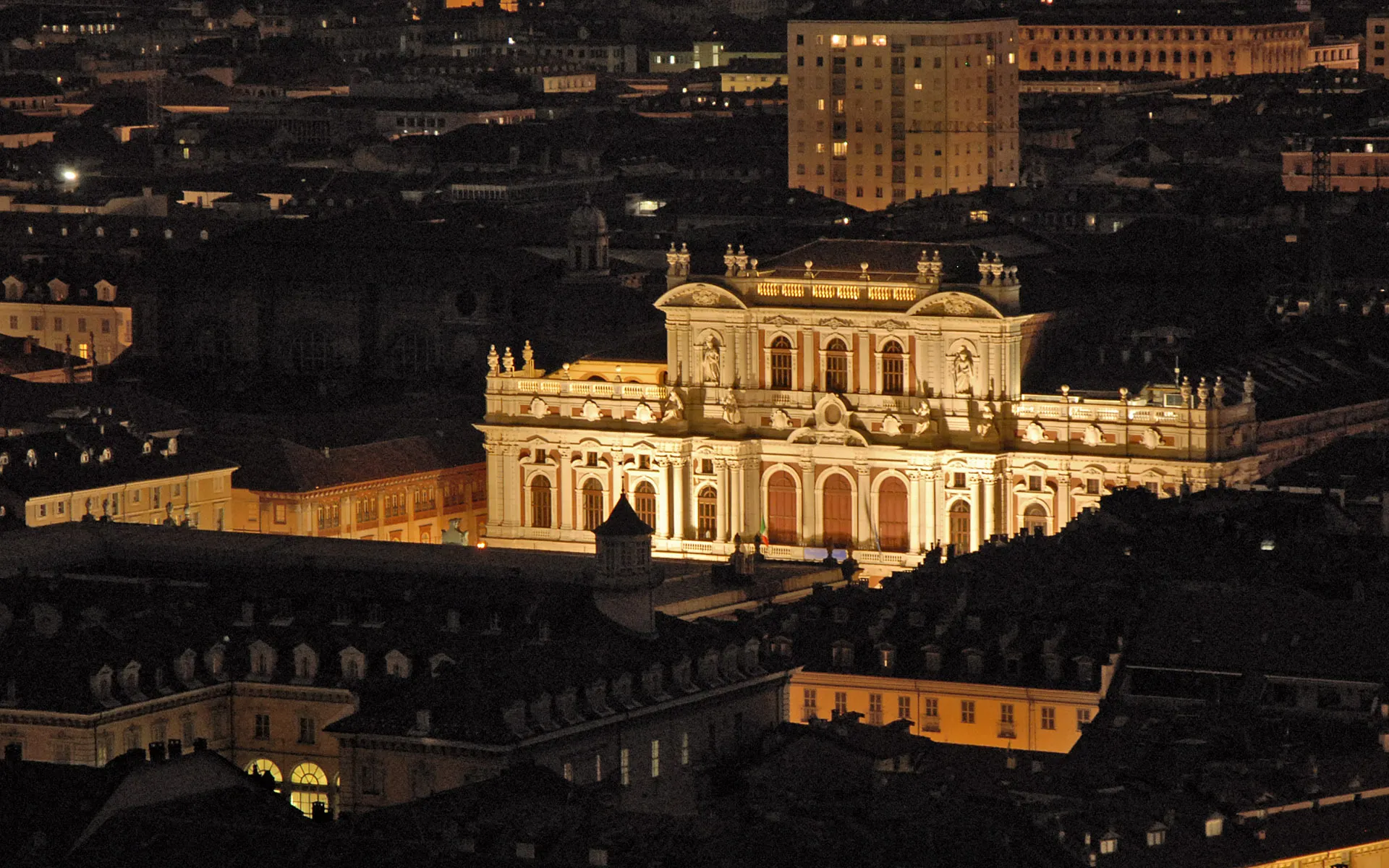 Photo showing: Vue de Turin depuis la mole Antonelliana.

Le palais Carignano est un bâtiment baroque conçu par l'architecte Guarini