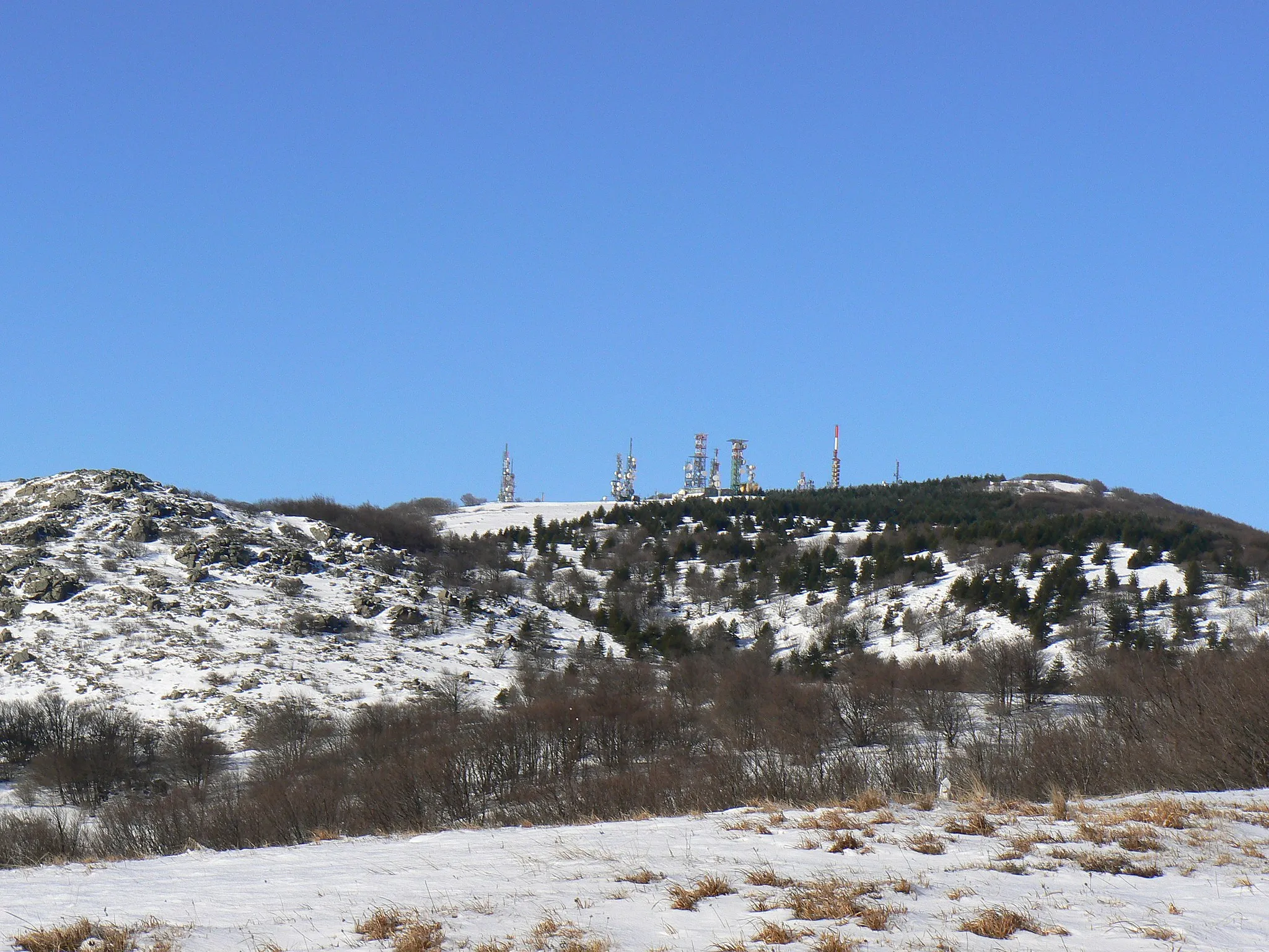Photo showing: Selva di antenne sul monte Beigua in versione invernale