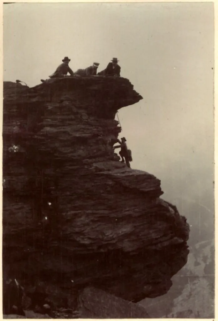 Photo showing: Presso Il M.Castelletto. Piemonte, Val Chisone, Escursionisti Sul Monte Castelletto; 01-05-1904; stampa alla celloidina; 81X55