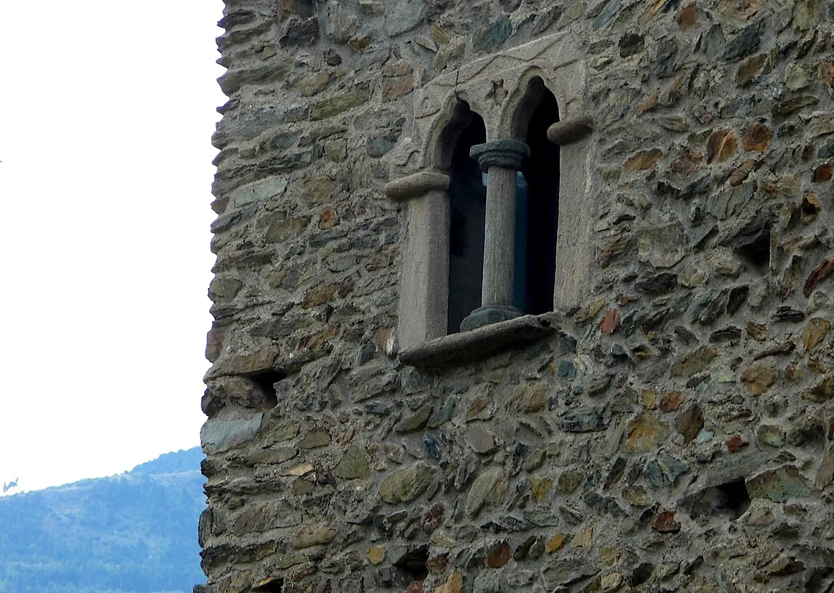 Photo showing: Château d'Ussel - Vallée d'Aoste - Italie
Détail d'encadrement de fenêtre sur la façade ouest de l'édifice.