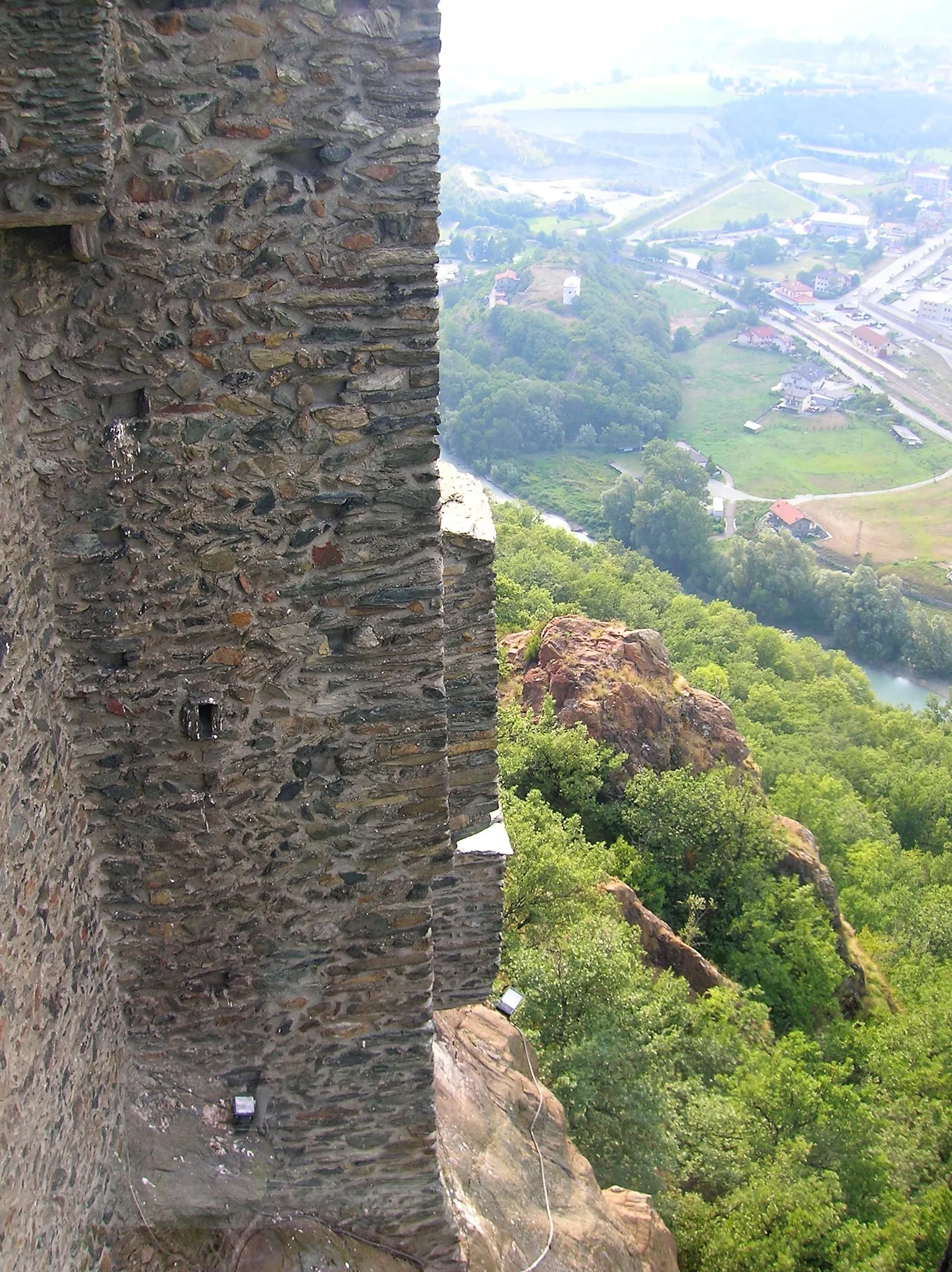 Photo showing: Castello di Ussel, apertura straordinaria in occasione dell'esposizione fotografica e video "ALP_AGE" di Luigi Gariglio. Castello di Ussel, Châtillon, Valle d'Aosta, Italia.
