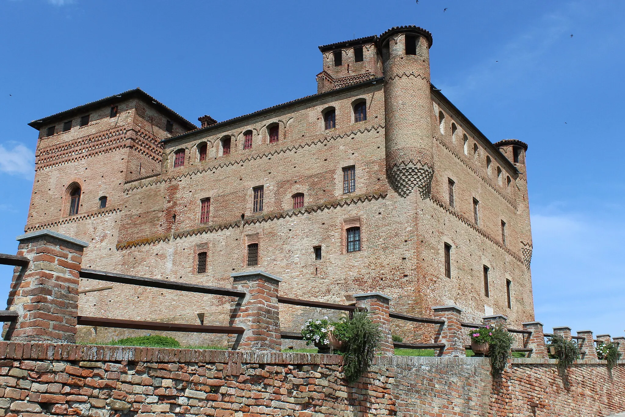 Photo showing: In Piemonte, il castellodi Grinzane-Cavour è tra i meglio conservati e ospita ogni anno l'omonimo premio letterario
