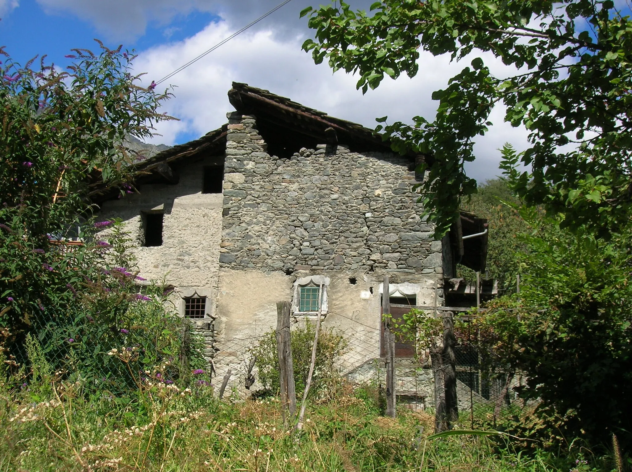 Photo showing: Casa con con finestra decorata a Cillian, Saint-Vincent.
