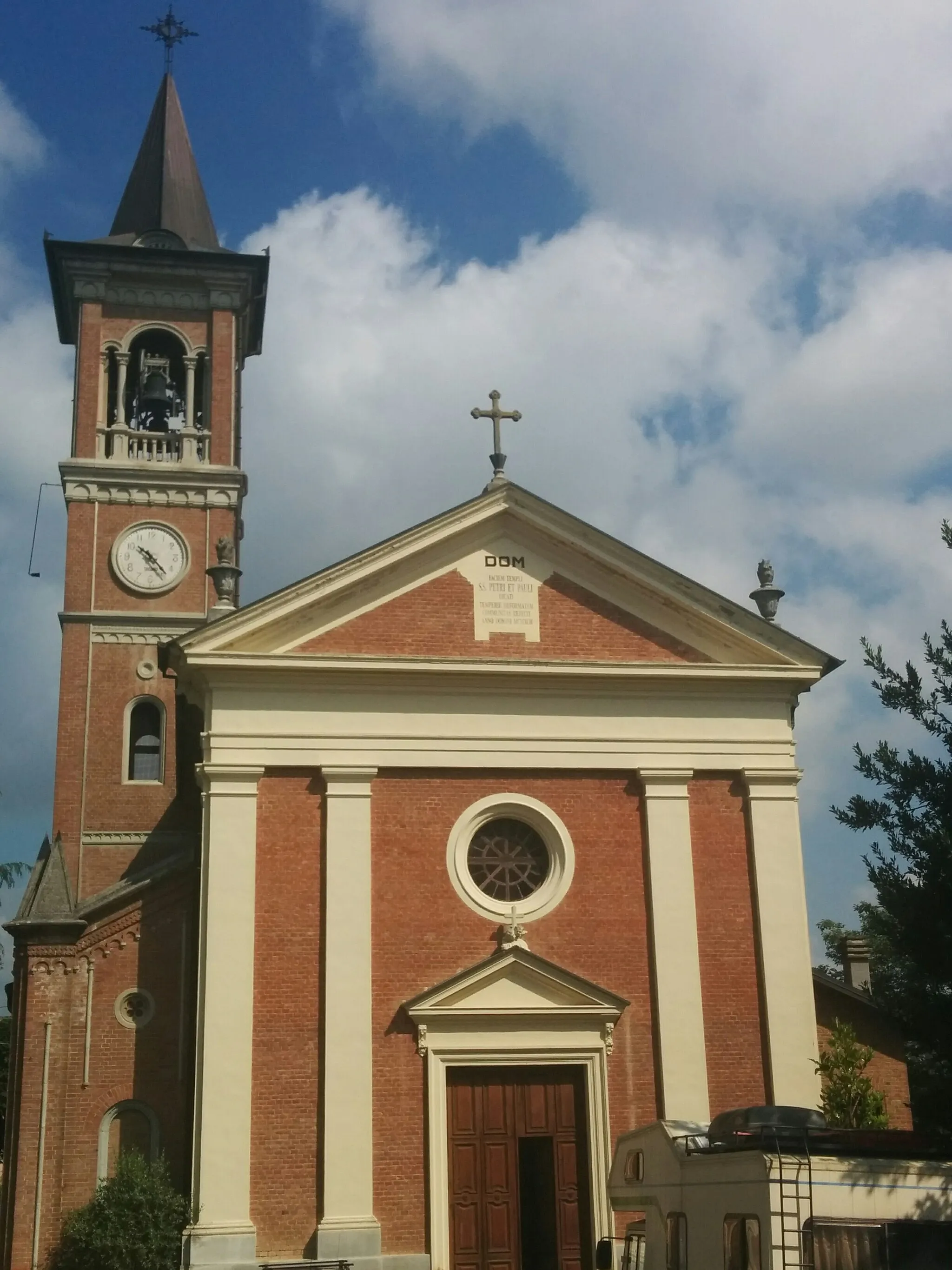 Photo showing: Curch dedicated to the Saints Apostles Peter and Paul, located in Mombarone, frazione of Asti in the region of Piedmont in Italy