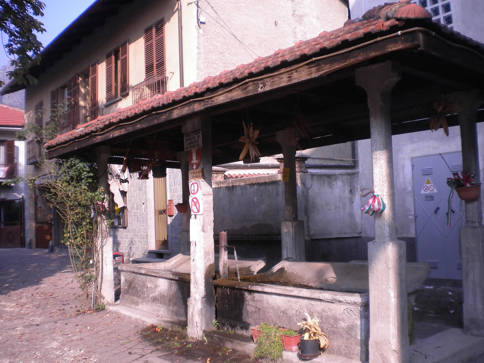 Photo showing: old wash house in Condove
