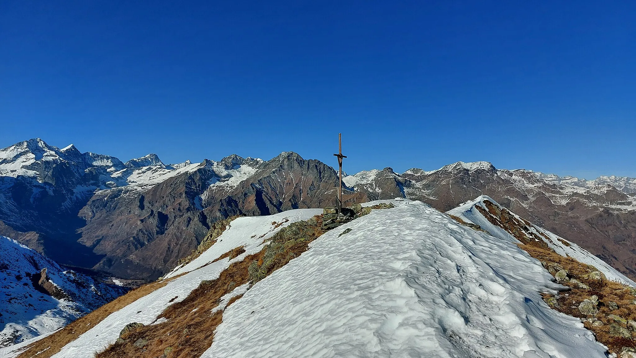 Photo showing: La vetta della Punta di Grifone contornata dalle montagne delle valli di Lanzo.