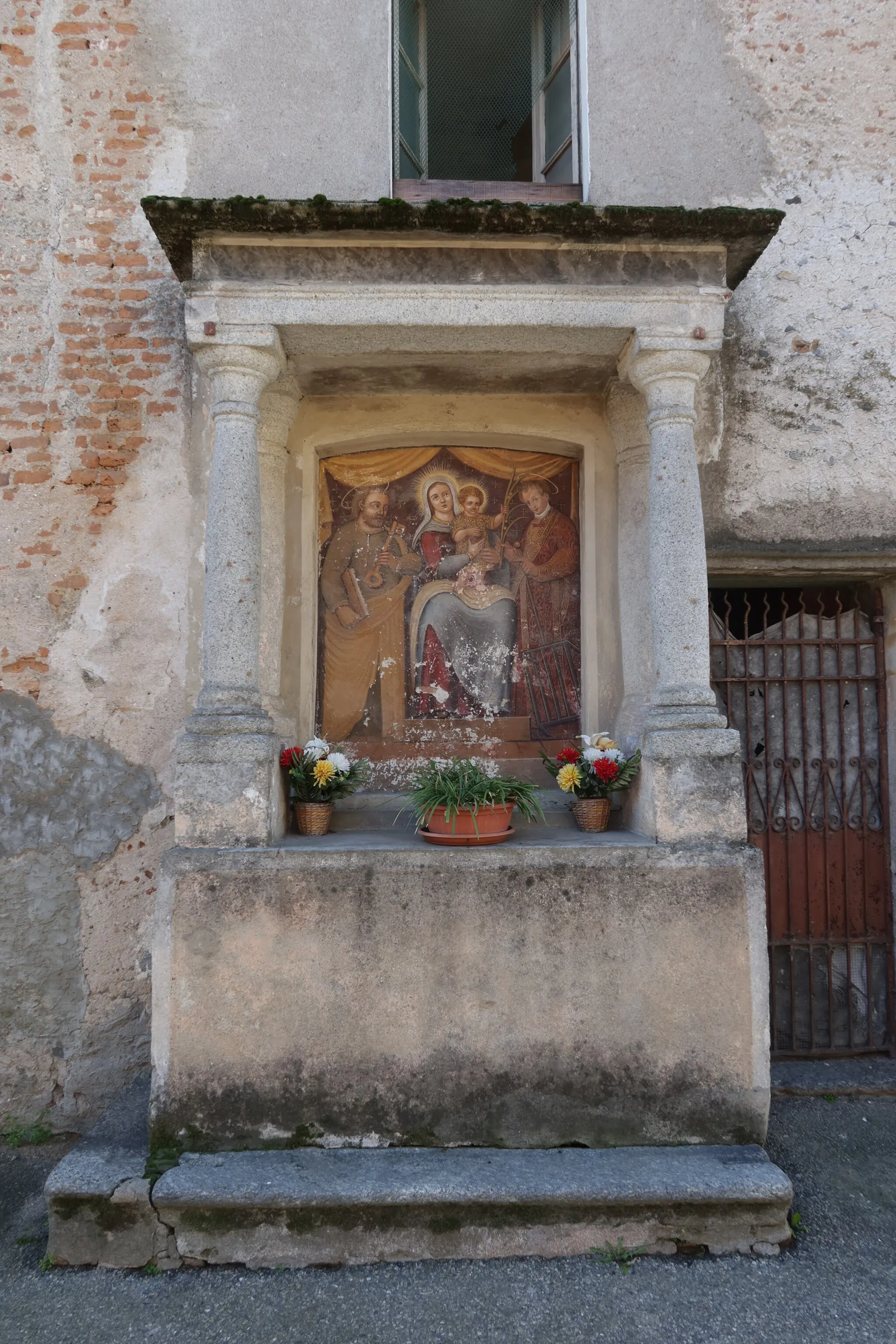 Photo showing: Alzate Edicola votiva Madonna e santi
