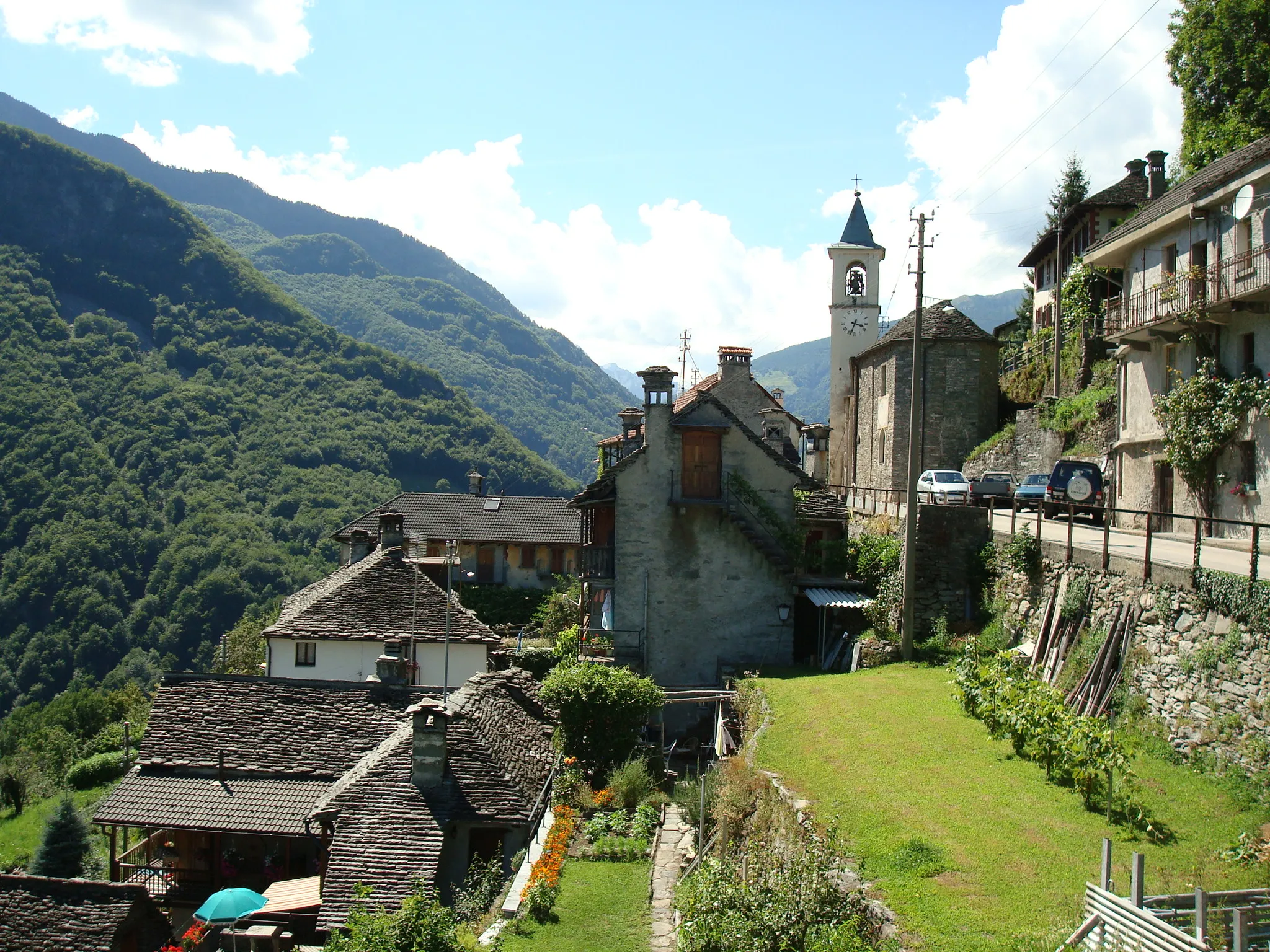 Photo showing: Center of the village of Mosogno, Ticino, Switzerland