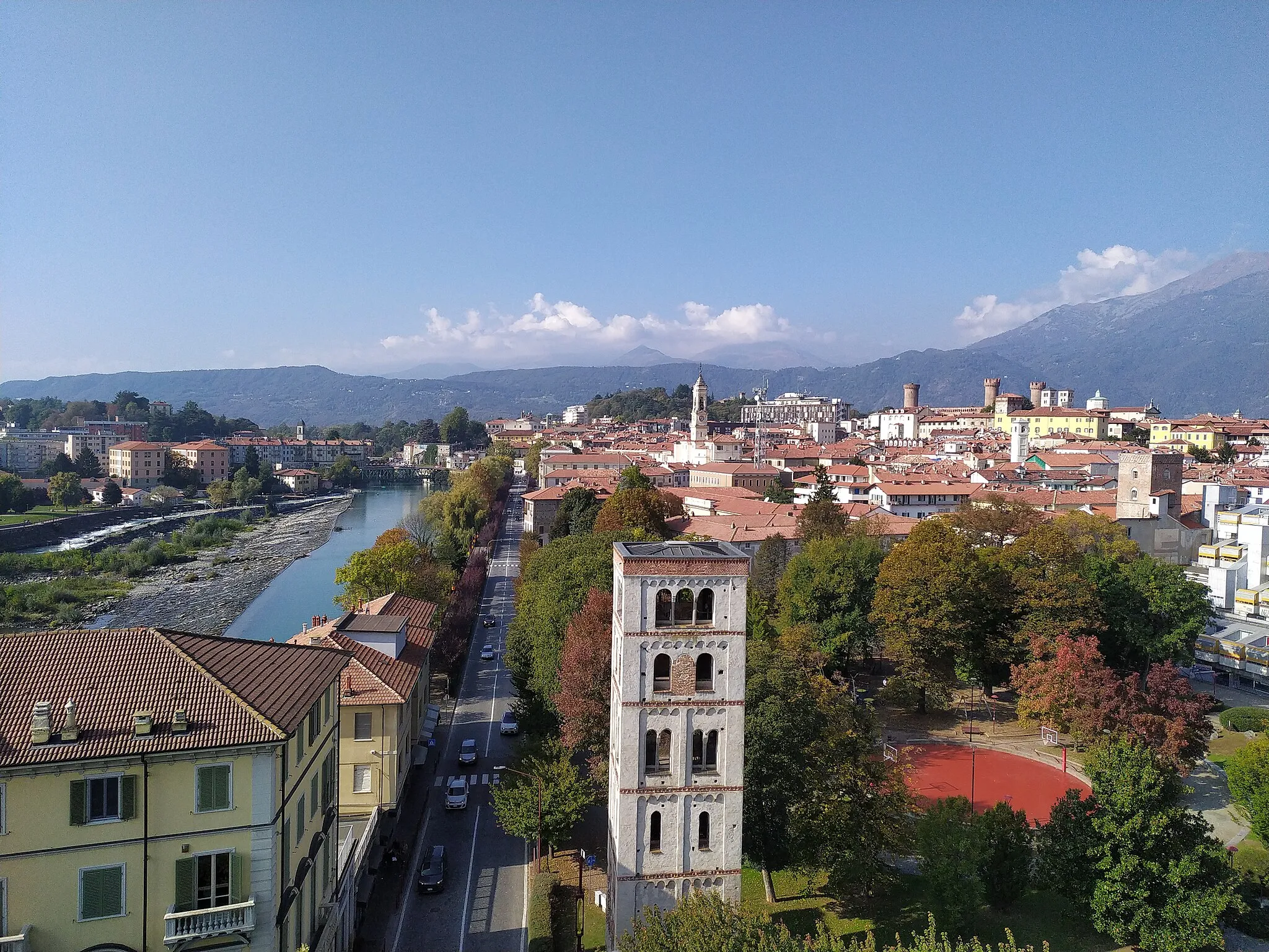 Photo showing: Overview of Ivrea with naviglio. Photograph taken from a temporary Ferris wheel. October 2021.