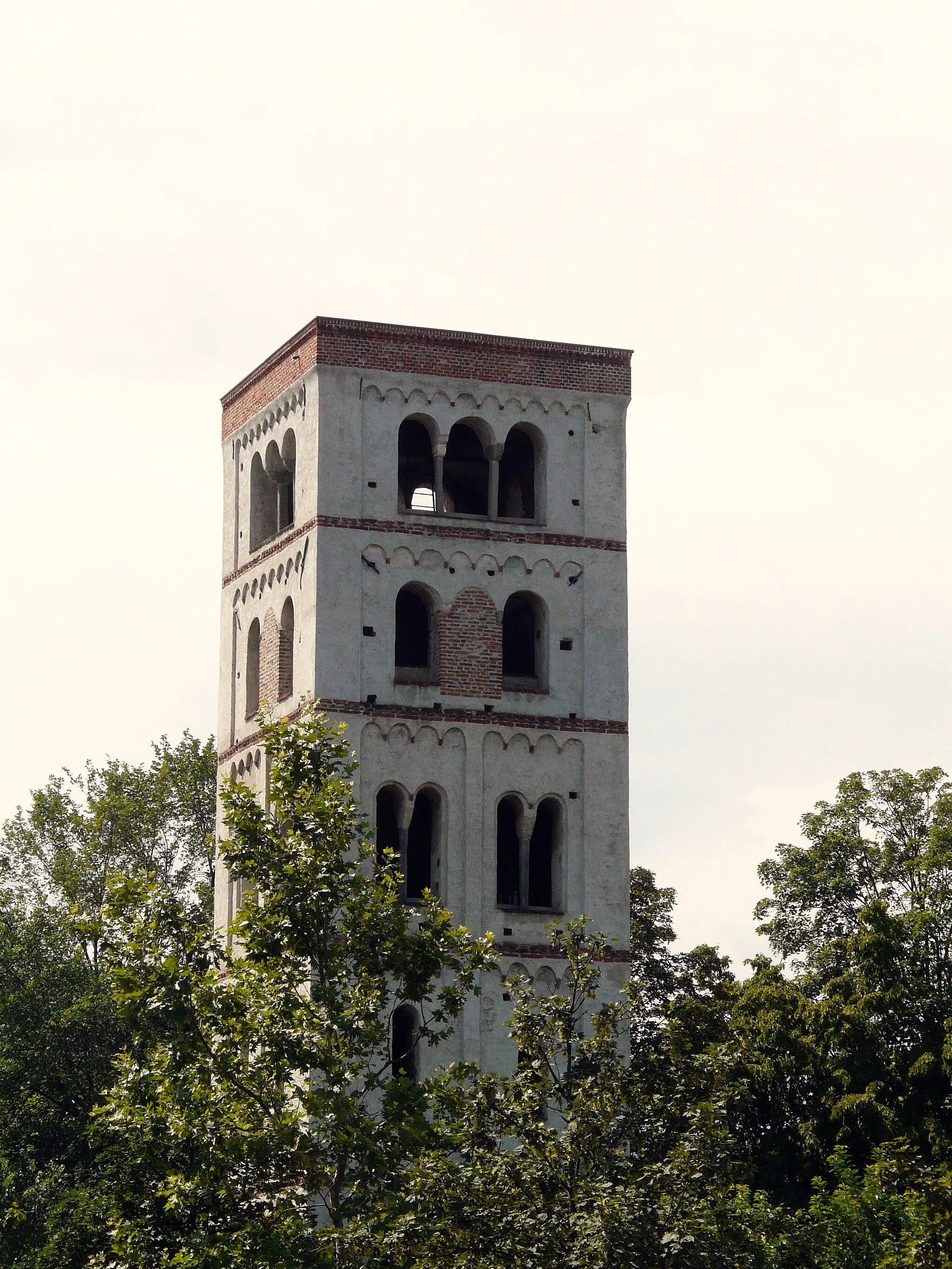 Photo showing: Campanile romanico della distrutta abbazia di Santo Stefano, Ivrea, Piemonte, Italia
