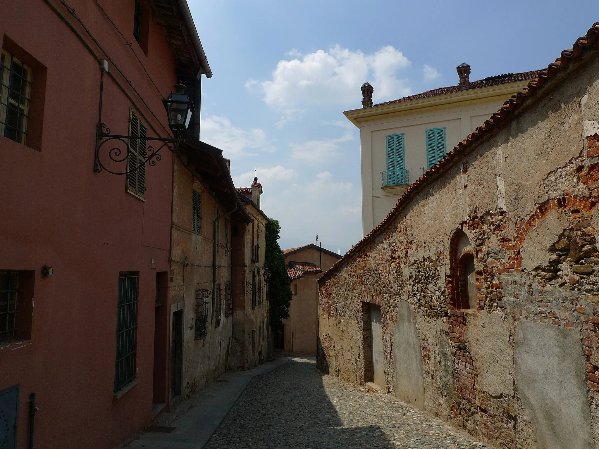 Photo showing: A view of the historical center (oldtown, Altstadt) of Saluzzo, Piemonte, Italy. 1.7.2009