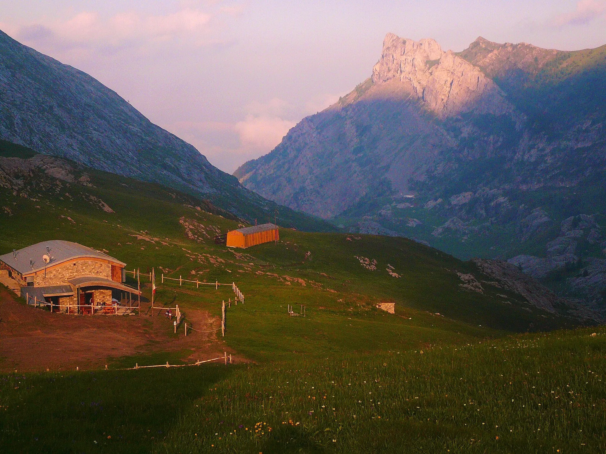 Photo showing: Sunset at Refuge Don Barbera (CAI) from the French border