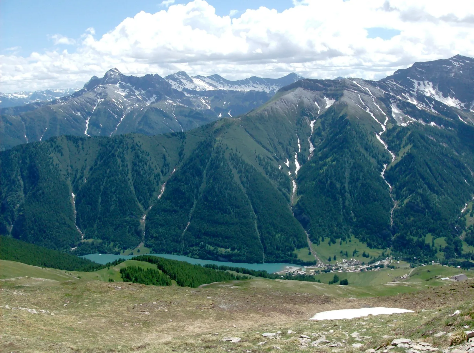 Photo showing: Alta valle Varaita: la frazione capoluogo di Pontechianale vista dalla località le Conce, sullo spartiacque tra vallone di Vallanta e valle Varaita di Chianale