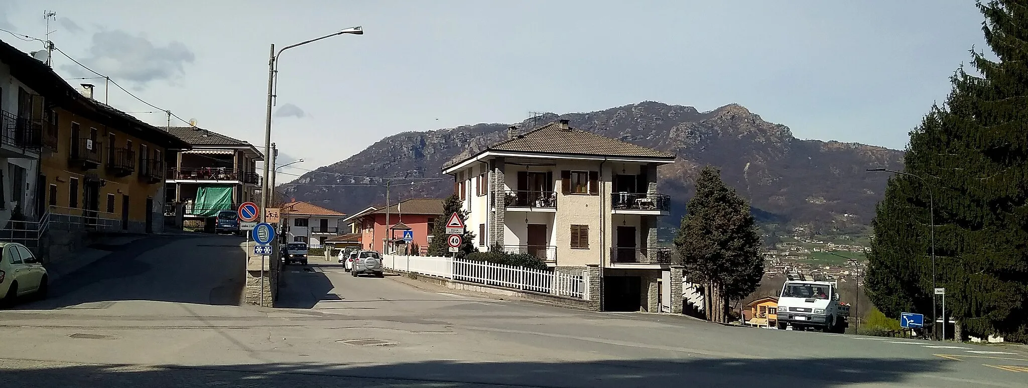 Photo showing: Gambasca (CN), sullo sfondo il monte Bracco