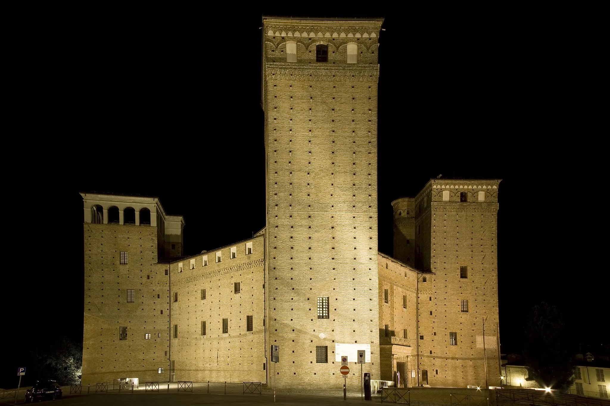 Photo showing: Il castello di Fossano, fotografia notturna