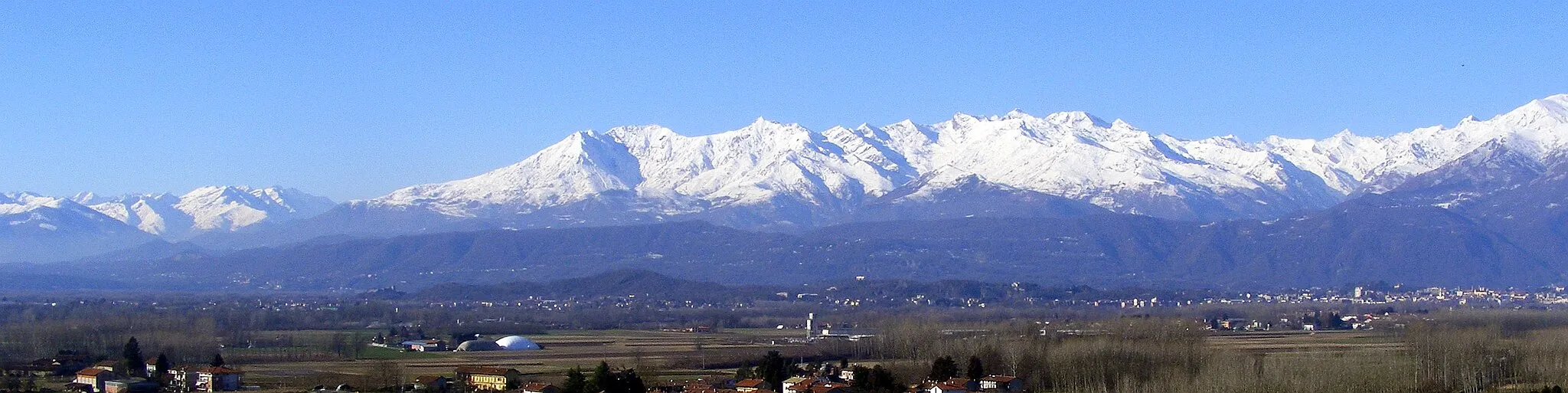 Photo showing: Anfiteatro Morenico di Ivrea: right lateral morain seen from Albiano's castle (TO, Italy); in the background Mount Quinseina and Punta di Verzel