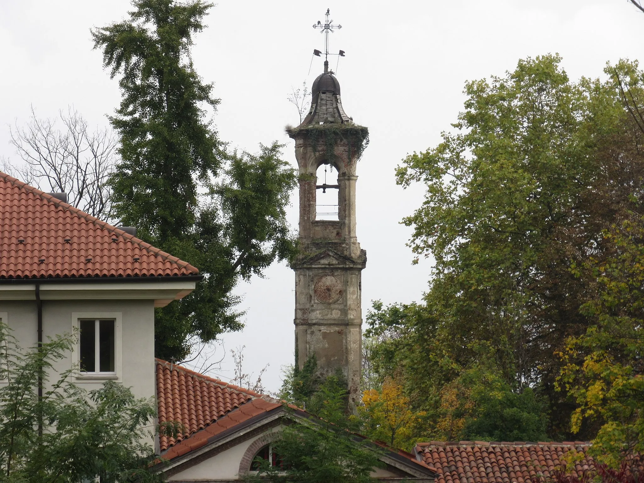 Photo showing: Pecetto (TO), Eremo dei Camaldolesi, campanile barocco in precarie condizioni di conservazione. Foto del 2015.
