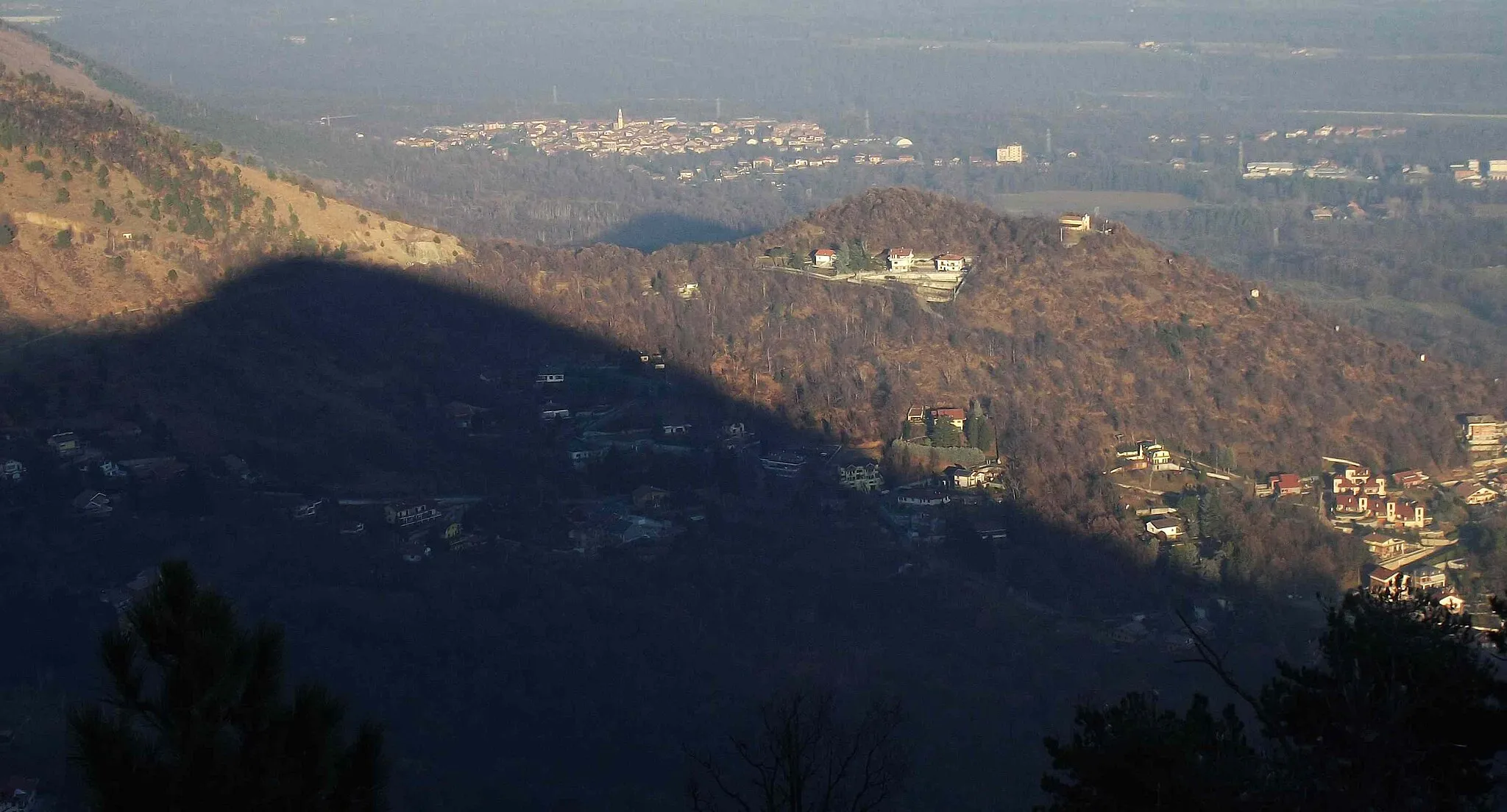 Photo showing: Monte Baron shadow on Givoletto (TO, Italy), in the background La Cassa