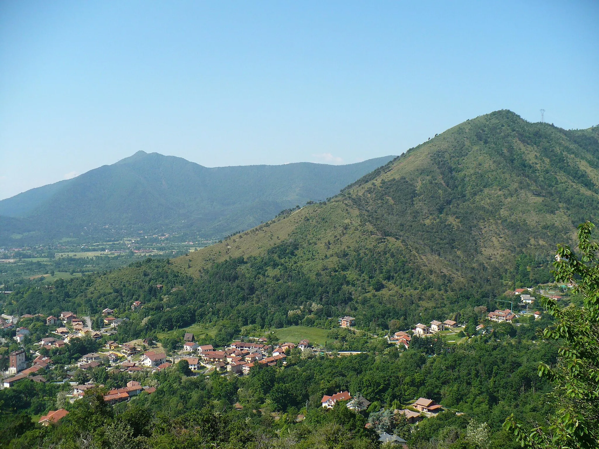 Photo showing: Vista del Monte Barone e dintorni dalla Chiesa di Santa Maria; sullo sfondo il Musinè