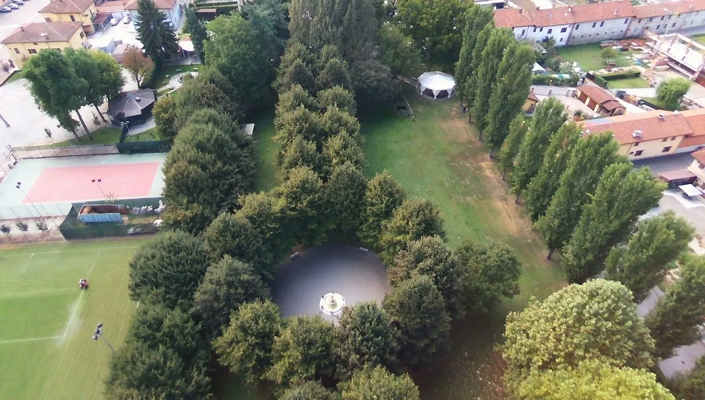 Photo showing: Il parco del Castello dei Solaro visto dall'alto