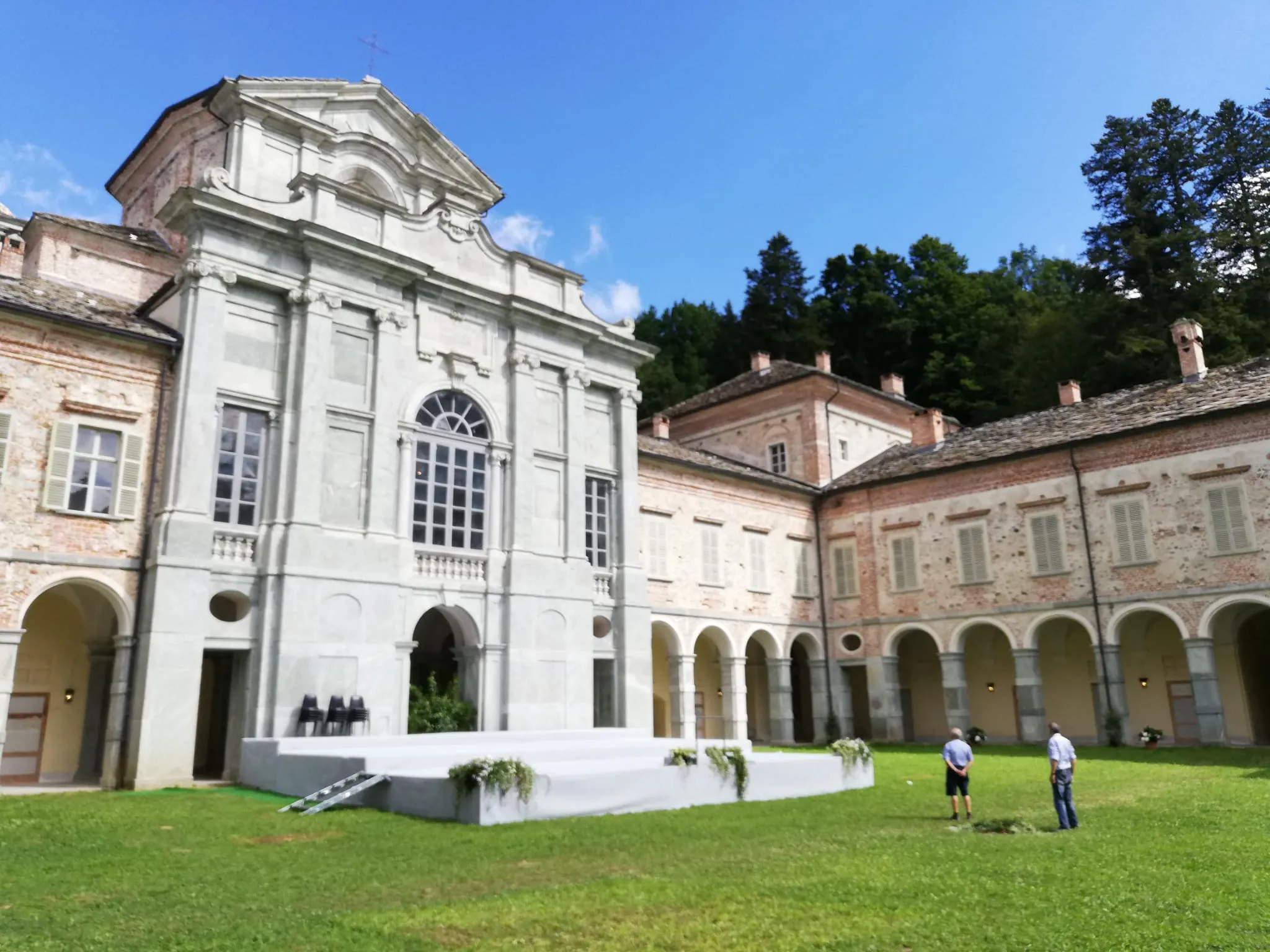 Photo showing: Il Castello Reale di Casotto nei preparativi del Concerto di Ferragosto RAI del 2020
