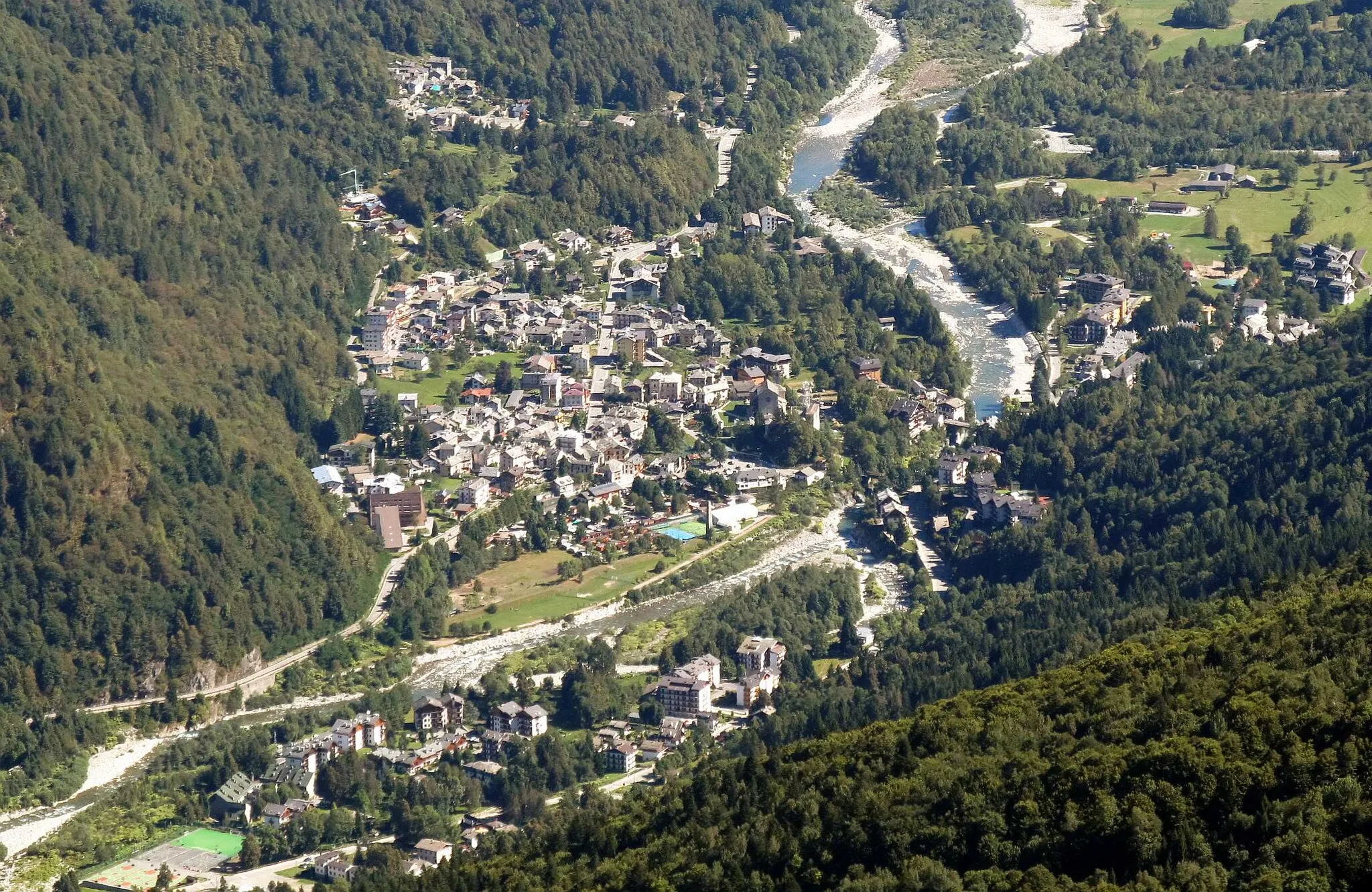 Photo showing: Scopello (VC, Italy) and Sesia river from Cima d'Ometto