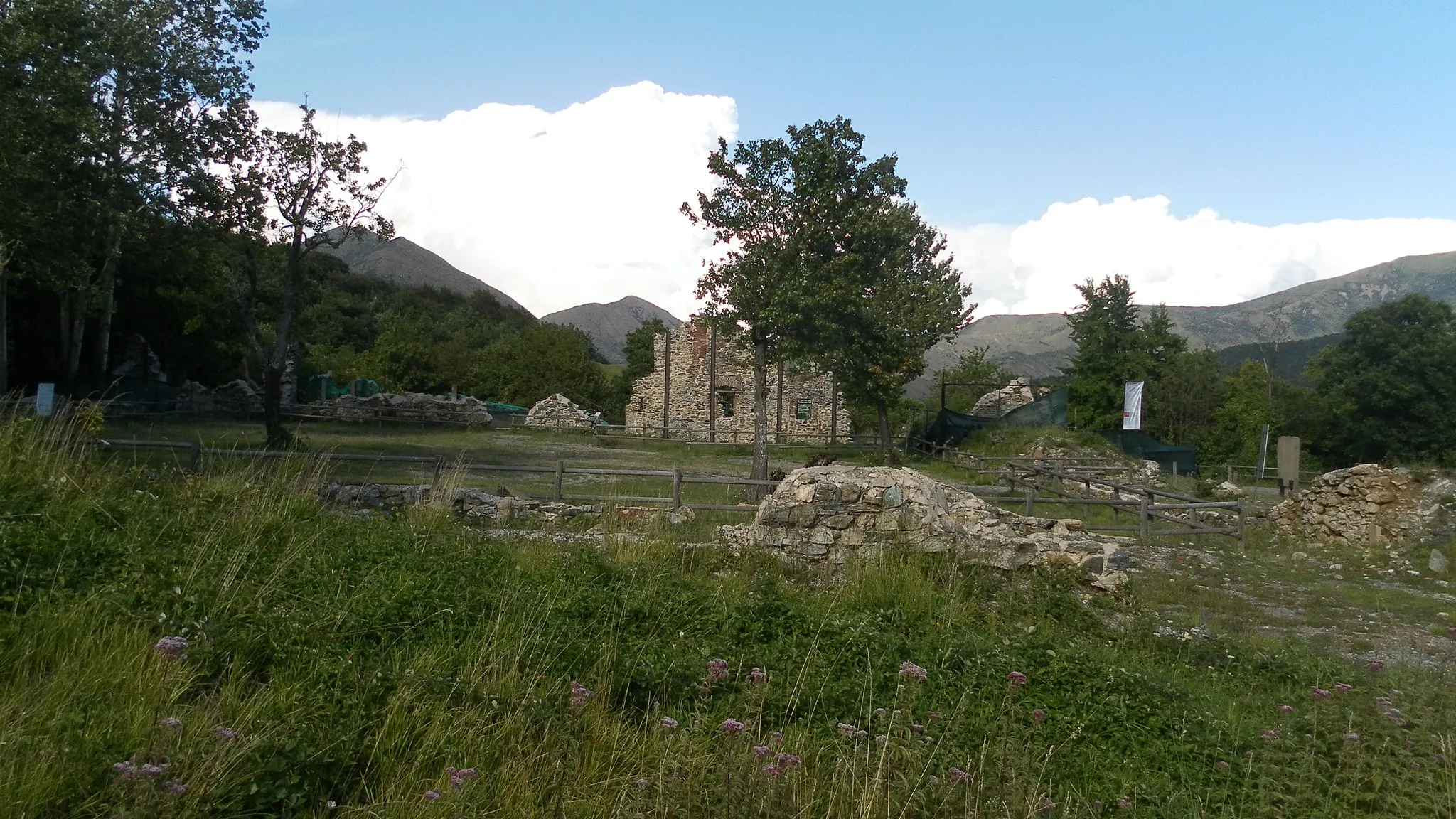 Photo showing: Sacrario presso l'Abbazia della Benedicta, Bosio (AL)