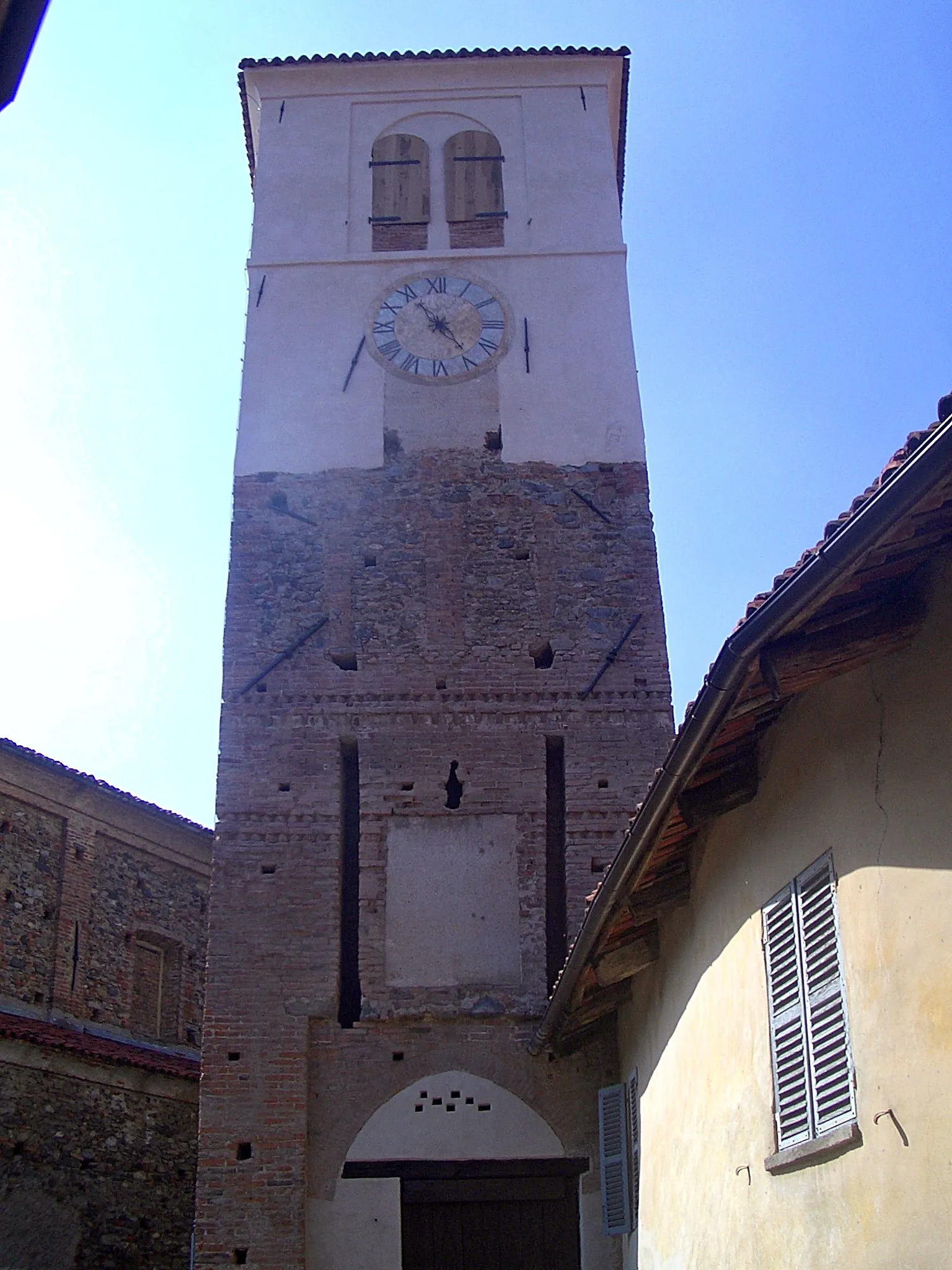 Photo showing: San Martino Canavese, the door tower (now clock tower), XI century