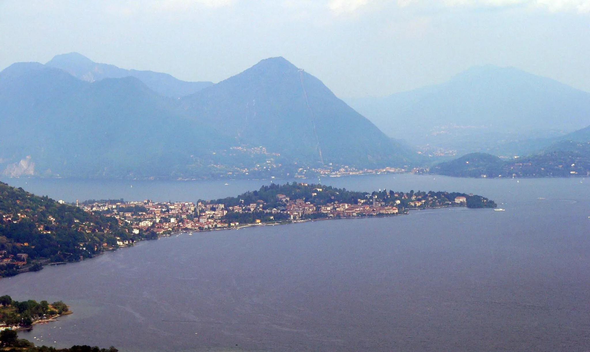 Photo showing: Verbania-Pallanza seen from Mont'Orfano. Lake Maggiore, Italy.