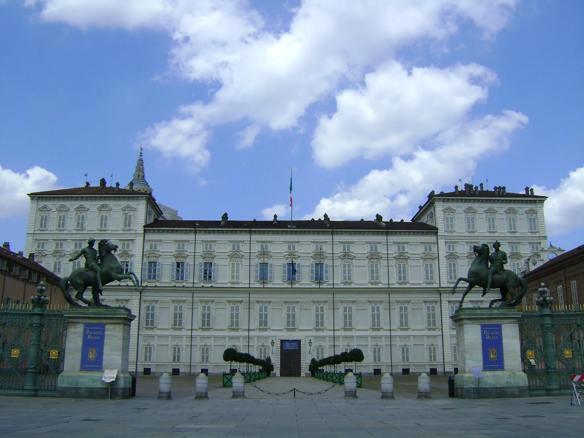 Photo showing: Front of the royal palace of Turin