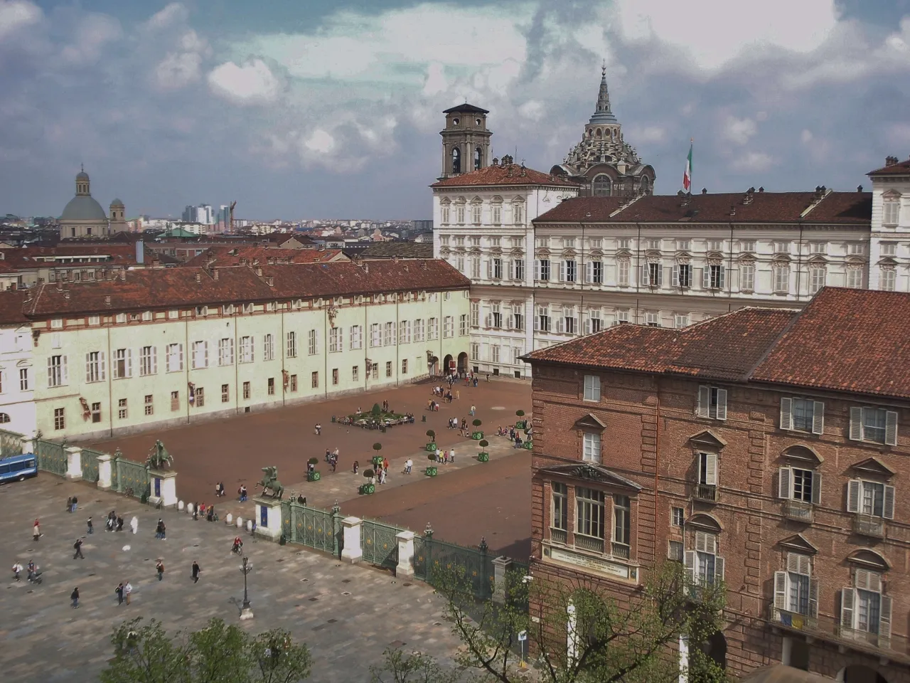 Photo showing: Royal Palace of Turin or Palazzo Reale, is a palace in Turin, northern Italy. It was the royal palace of the House of Savoy. It was modernised greatly by the French born Madama Reale Christine Marie of France (1606–1663) in the 17th century.