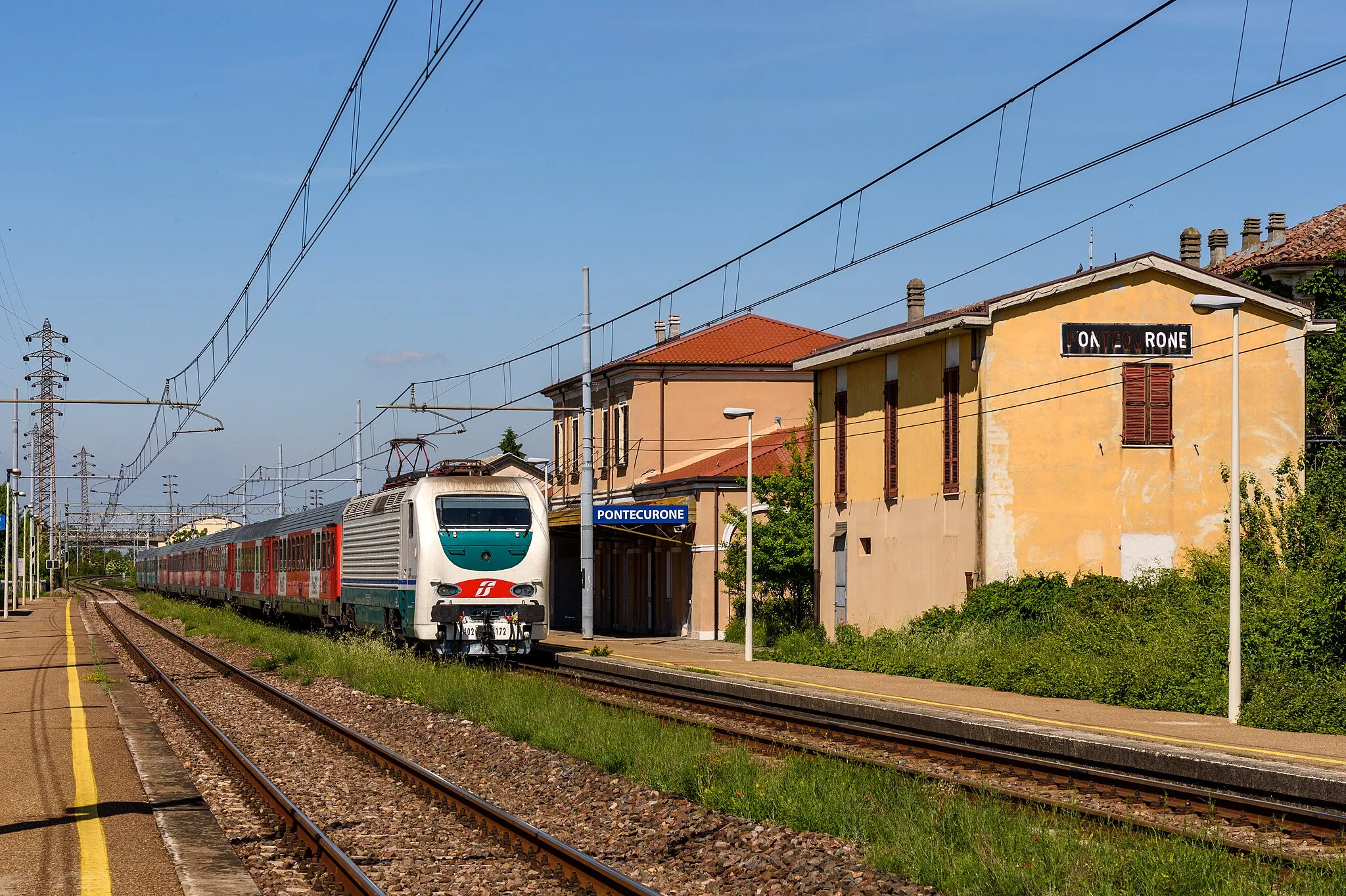 Photo showing: Treno trainato dalla E.402.172 in transito a Pontecurone.