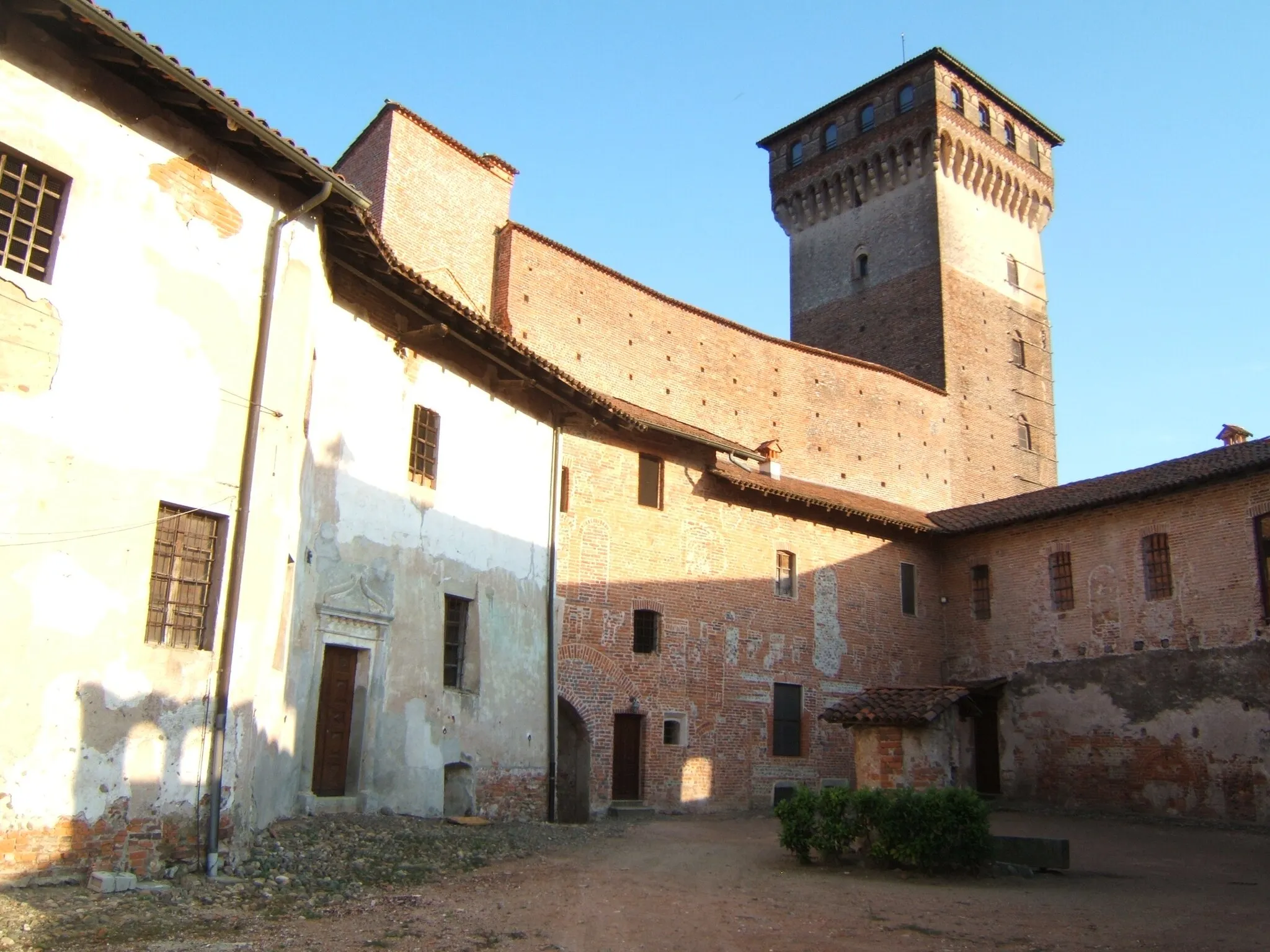 Photo showing: Il cortile interno del castello