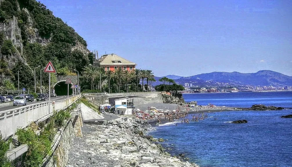 Photo showing: Vesima beach in Genoa with the Renzo Piano Building Workshop in the background, July 2013