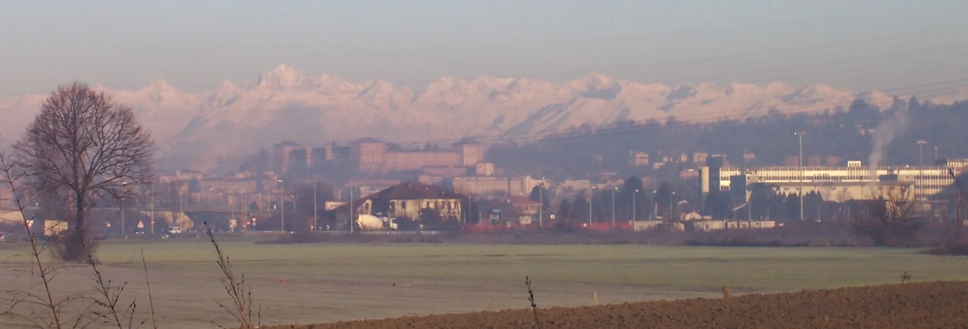 Photo showing: en:Moncalieri.

(Not a totally clear day but as there are few pictures of the town.)