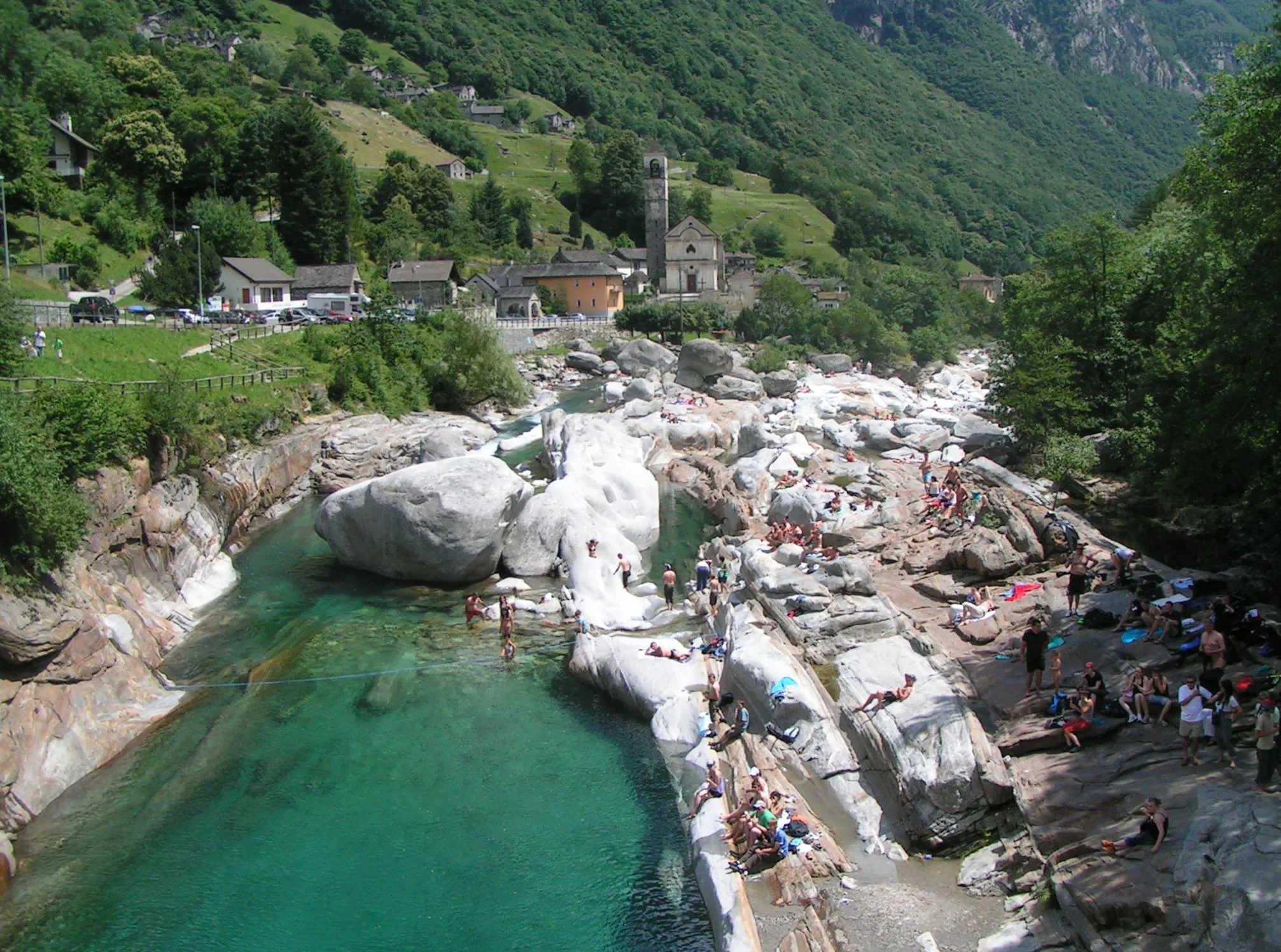 Photo showing: Bathing and sun bathing tourists at Verzasca valley near Lavertezzo