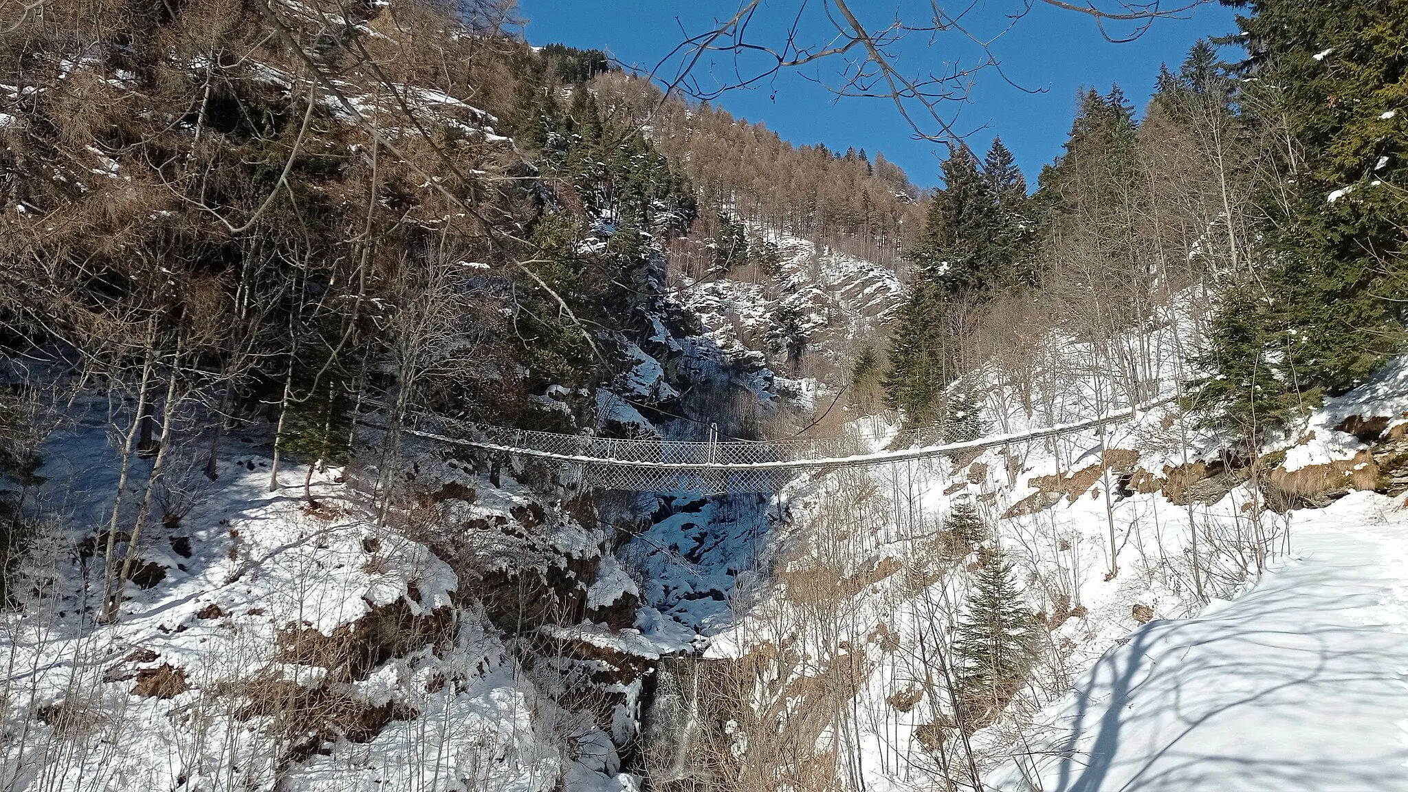 Photo showing: Tibetan bridge suspended over Rio Crosa in Becetto, Municipality of Sanpeyre (CN). It is located on the nature trail marked in the locality.