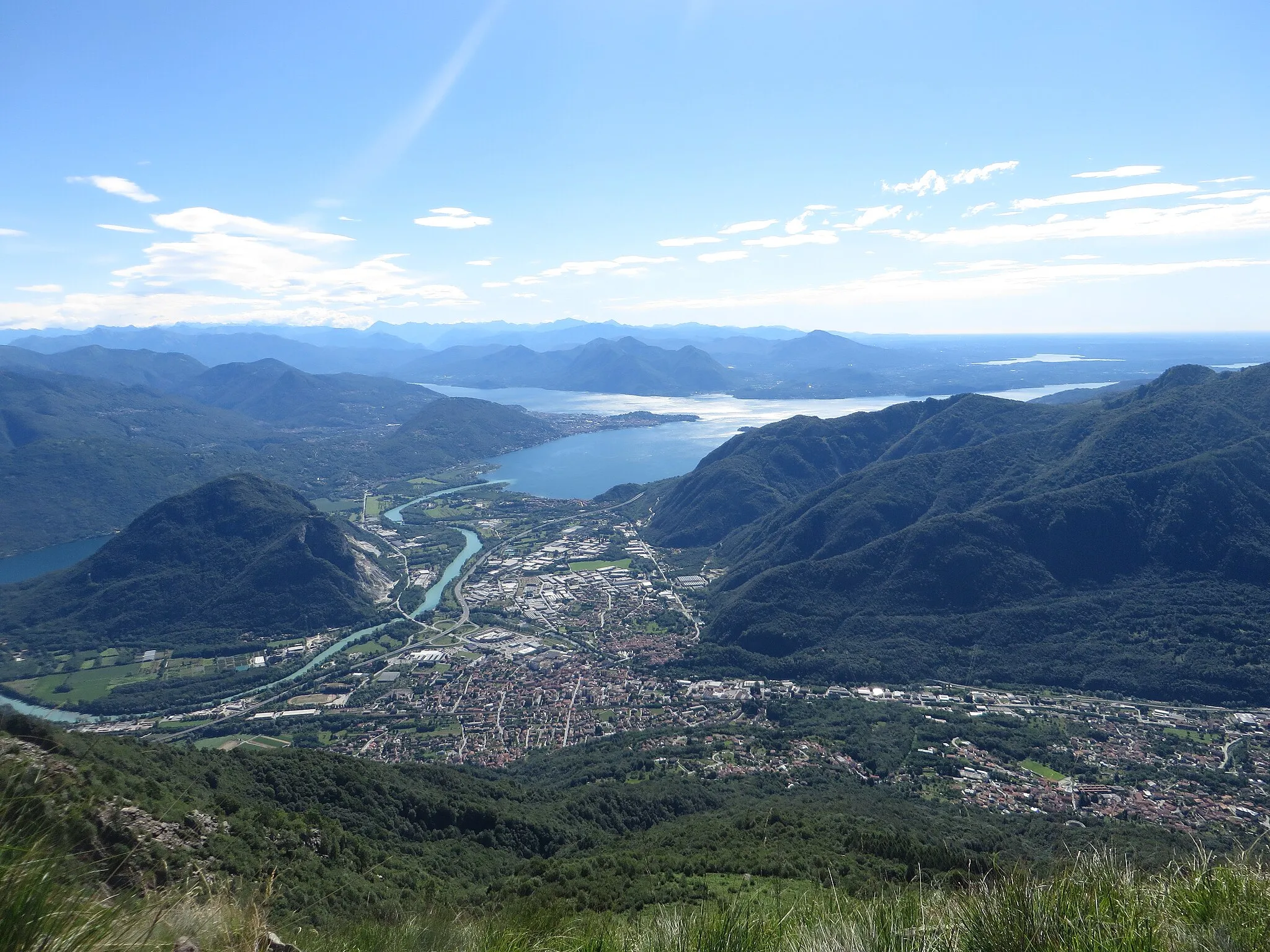 Photo showing: Montarfano, Lago Maggiore e Gravellona Toce dal Cerano