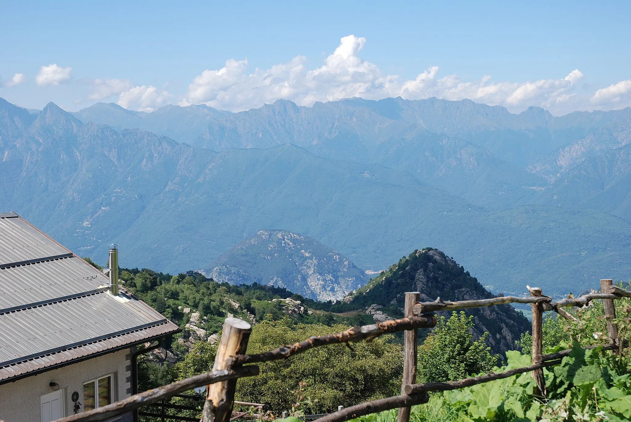 Photo showing: Mount Mottarone between Lake Maggiore and Ortasee, near Stresa