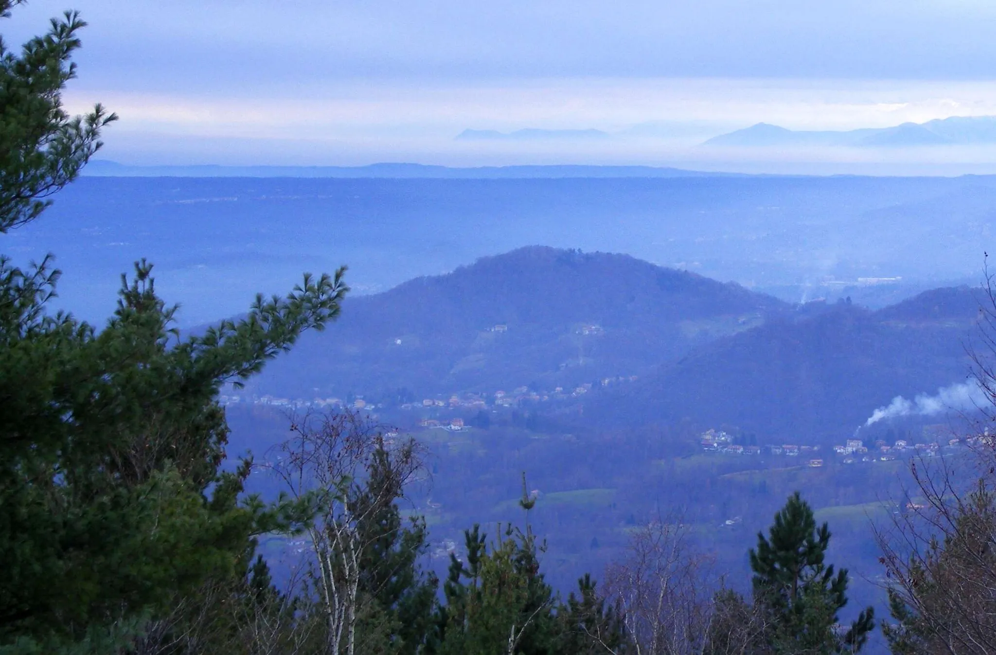 Photo showing: Bric Burcina (BI, Italy) seen from Monte Casto; in the background Serra d'Ivrea, Musinè and Piossasco's mountains (TO)