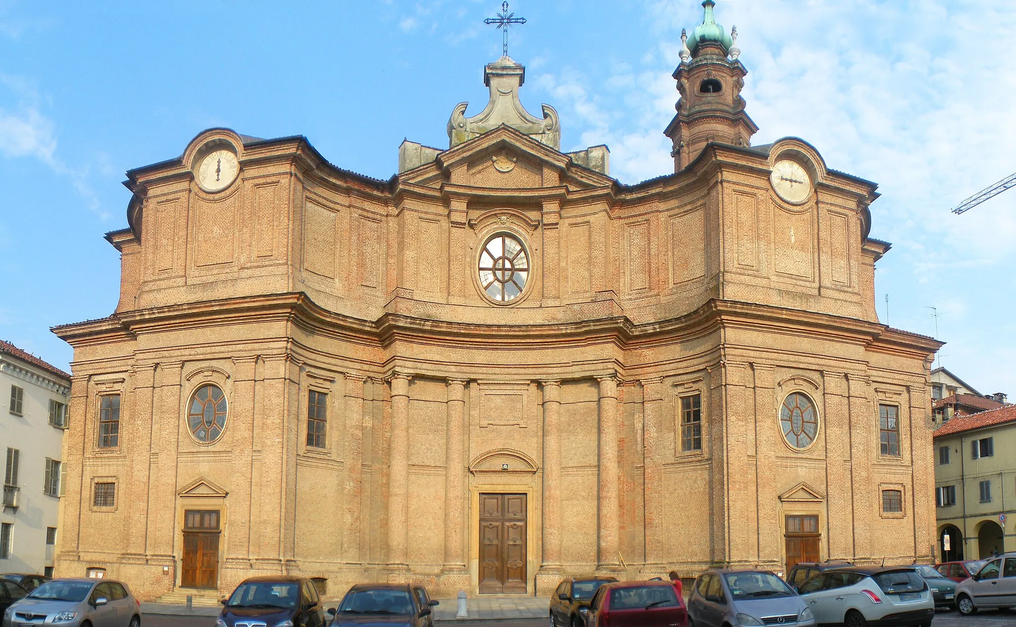 Photo showing: Facciata del Duomo dei S.S. Giovanni Battista e Remigio a Carignano, in provincia di Torino.